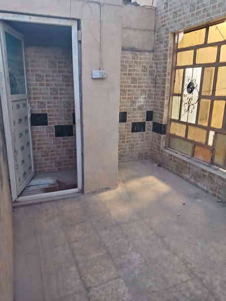 دار للايجار في حي السلام مساحه ١٠٠متر غرفه نوم وصاله و الاستقبال و مطبخ السعر 400الف مكتب الرحمن للعقار *********** احمد الكعبي
