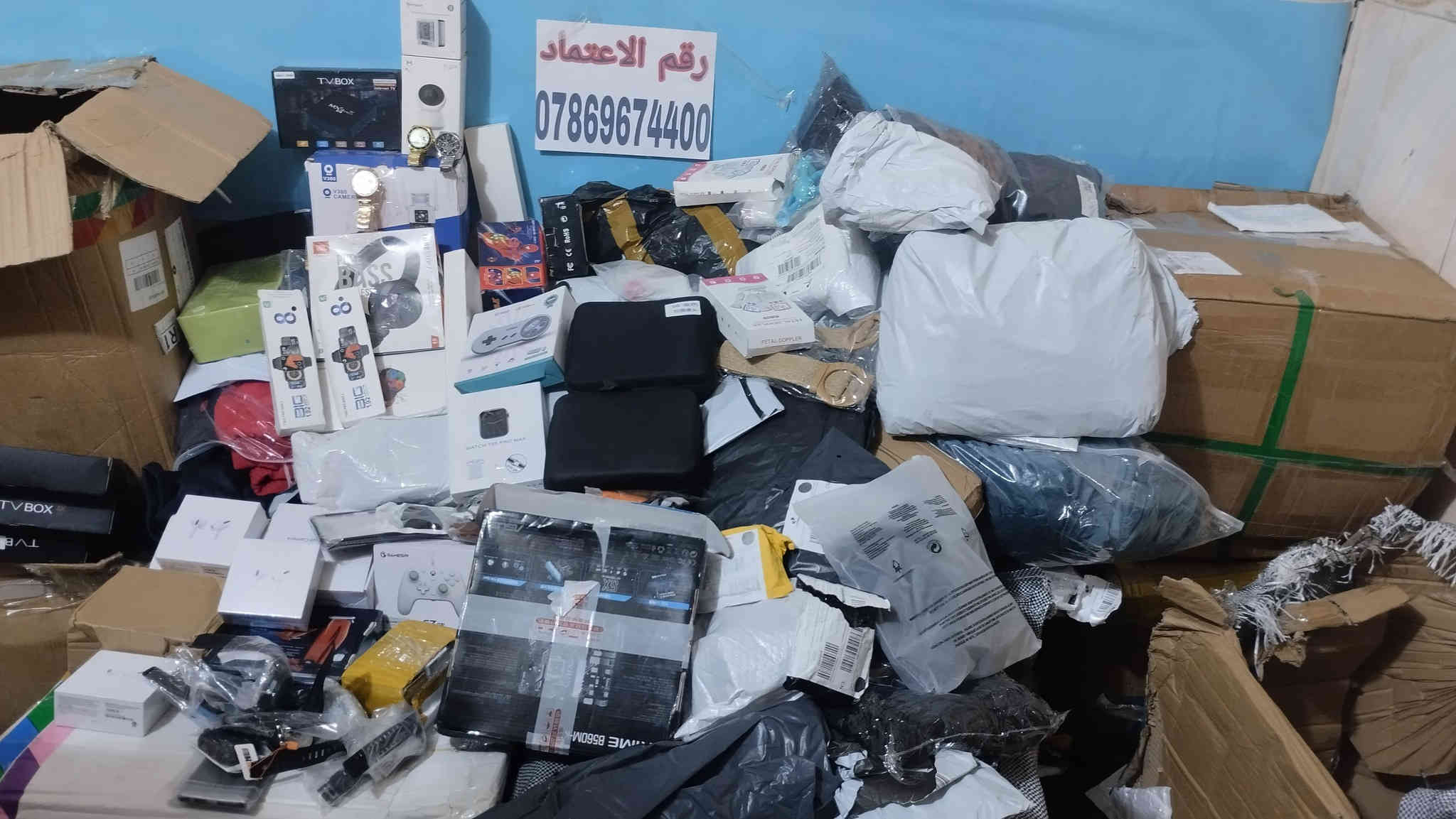 السلام عليكم شلعة ايربود ابل الجيل الثالث او الثاني اعتقد شوف التفاصيل وقيم واخذهن بالعافية بعدهن بالسلفون
*********** واتساب ويوجد شلعات كل شي عندي اجهزة طبية وتيفي بوكس وايربودات وساعات انواعها واحذية رياضية الاصلي ماركات نايك وبومة وغيرها وادريسات وملابس وجنط كلها ماركات امزون الاصلي
