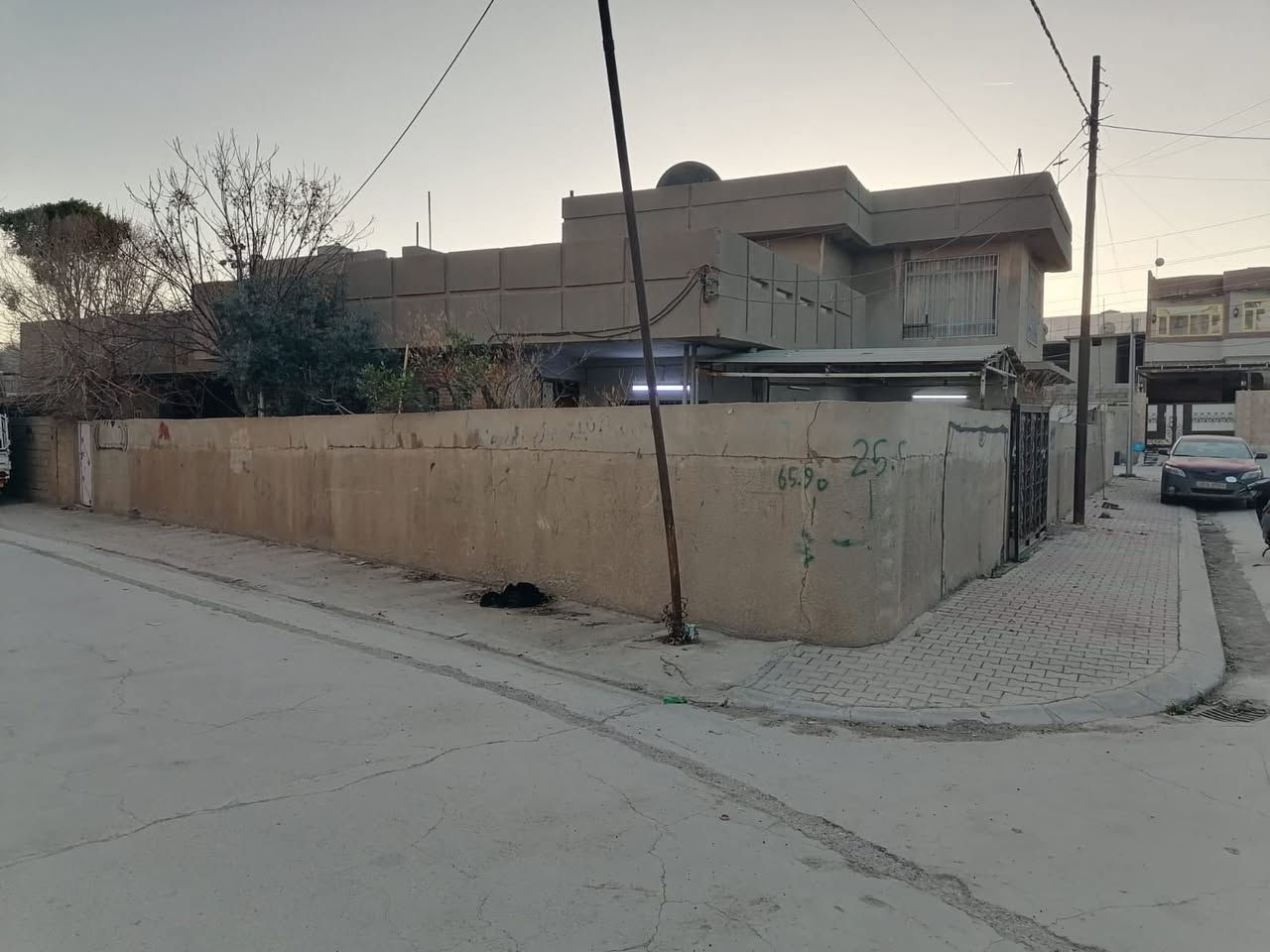 #دارللبيع
خانوو بو زه وى له گه ره كى ئازادى بو فروشتن پشت قوتابخانه ى پيره ميرد 

روبه رى 344 متر طابو ملك صرف 
20 متر فضلة ى له گه ل دايه 

بوزانيارى زياتر په يوه ندى بكه ن به عقارات ستار اكرم بازرگان

📍ناونيشان : كه ركوك بازارى ئازادى ته لارى ئاسو

***********
***********
