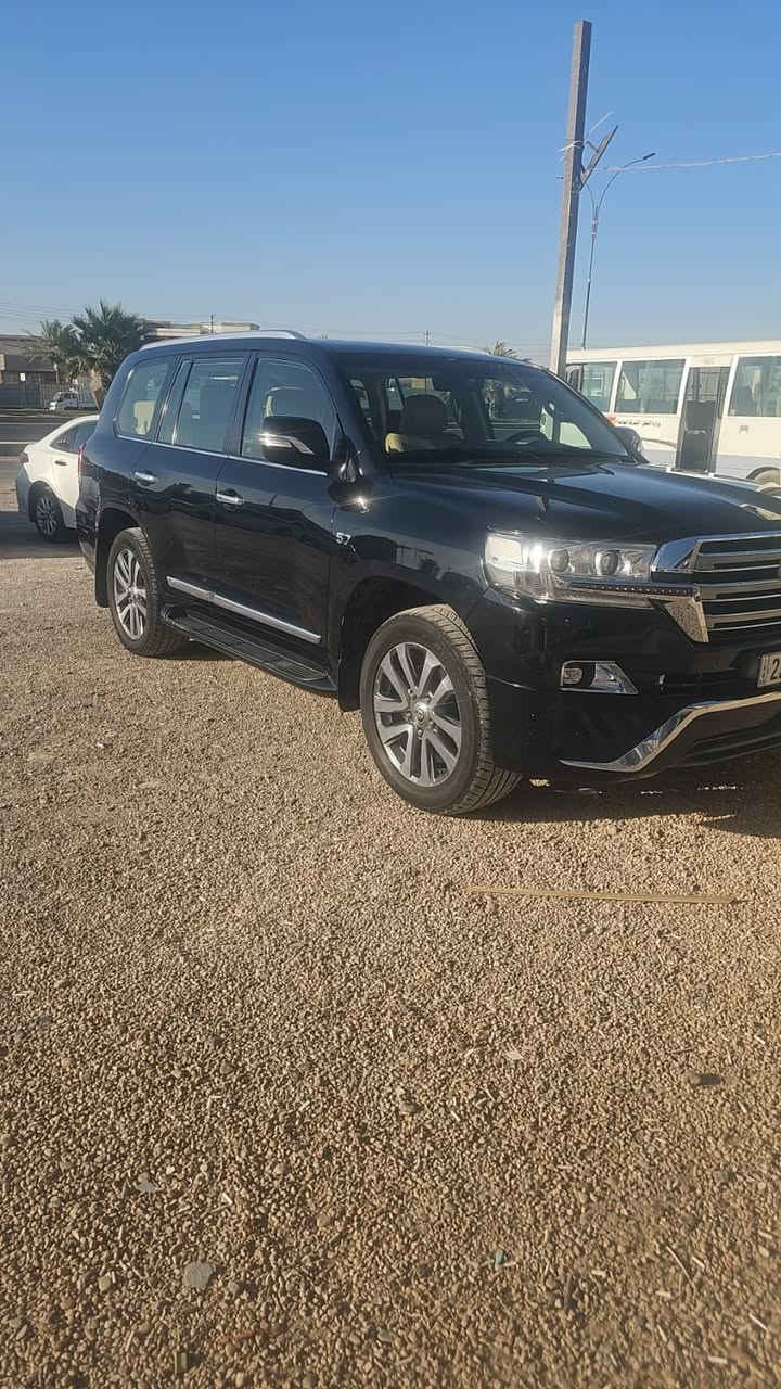 للبيع لاندكروز  2017  فول مواصفات VXS.
ماشية,172 الف حقيقي.. 

محرك 8 سلندر.. 5700       

_تحكم ستيرن جهتين 

_كشنات كهرباء

_تبريد كشنات 

_ستيرن كهرباء

_سلايد دروف

_ انضمة قياده( ايكو نورمل سبورت ) 

_شاشات خلفية  

_سستم ايرباك كامل 

_ تشغيل عن بعد

_اربع كامرات 

_انضمة الطرق الوعره 

_حساس امامي خلفي 

_ثلاجه وسطيه

_دشبول لكزز.. 

_فتحة سقف.. 

-فور ويل.. 

السعر  55$  

مكان السيارة الرمادي.

‏للاستفسار الاتصال على الرقم 

‭***********‬
