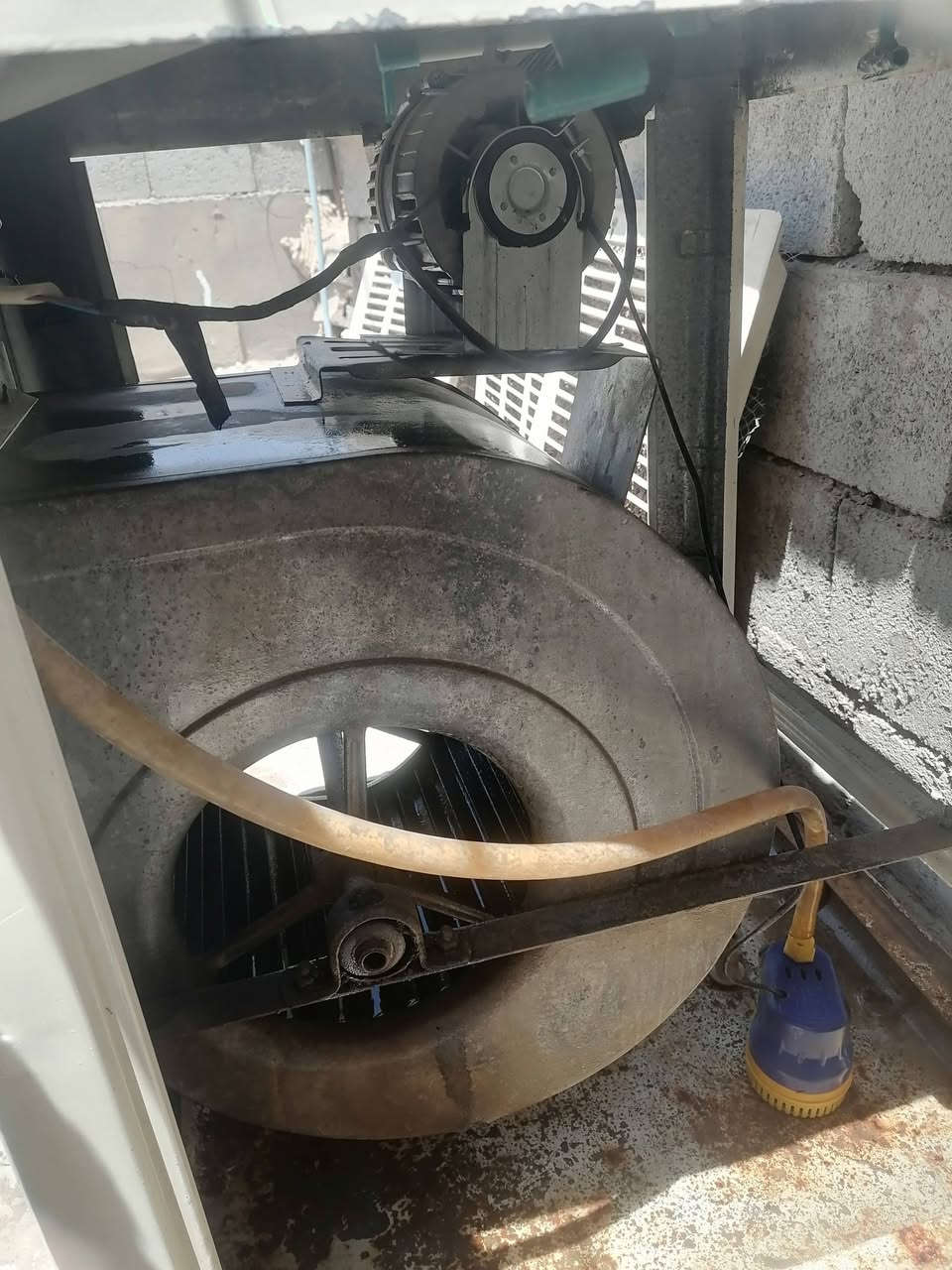 مبرده واحداو نص نضيفه حيل كل عيب ما بيهه ماطور جديد صفر مشتغل شي قليل هو بارد شرط 

امراوس

ابكونفير

لاتصال ***********

