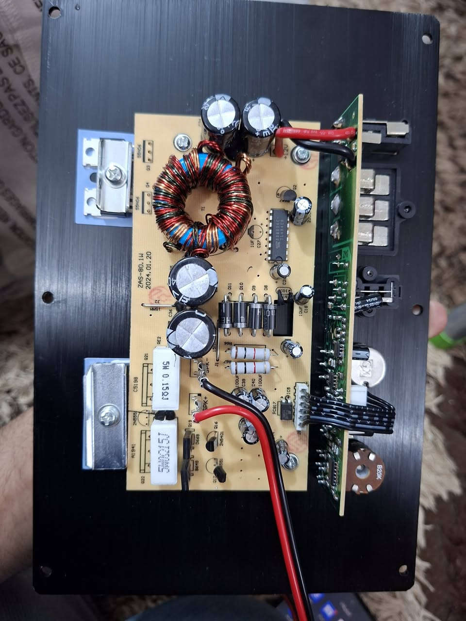 سعره ٢٠ واهذا المنتج هو مضخم صوت للسيارات من طراز PA-80D. إليك أهم مواصفاته ومميزاته::
الطاقة القصوى: تصل إلى 1000 واط. 
نوع المضخم: مضخم أحادي (Mono) مصمم خصيصًا لتشغيل مضخمات الصوت الفرعية (Subwoofers). 
الجهد الكهربائي: يعمل بجهد 12 فولت المتوافق مع معظم أنظمة السيارات. 
المميزات: توفير صوت قوي وعميق (Bass) مع توازن جيد بين الطاقة والموثوقية. 
الحماية: يحتوي على أنظمة حماية ضد الحمل الزائد للتيار، والدوائر القصيرة، والحمل الحراري الزائد


**إذا كنت صاحب هذا الإعلان وتريد حذفه لأي سبب، رجاءا أرسل رسالة إلى الدعم الفني**