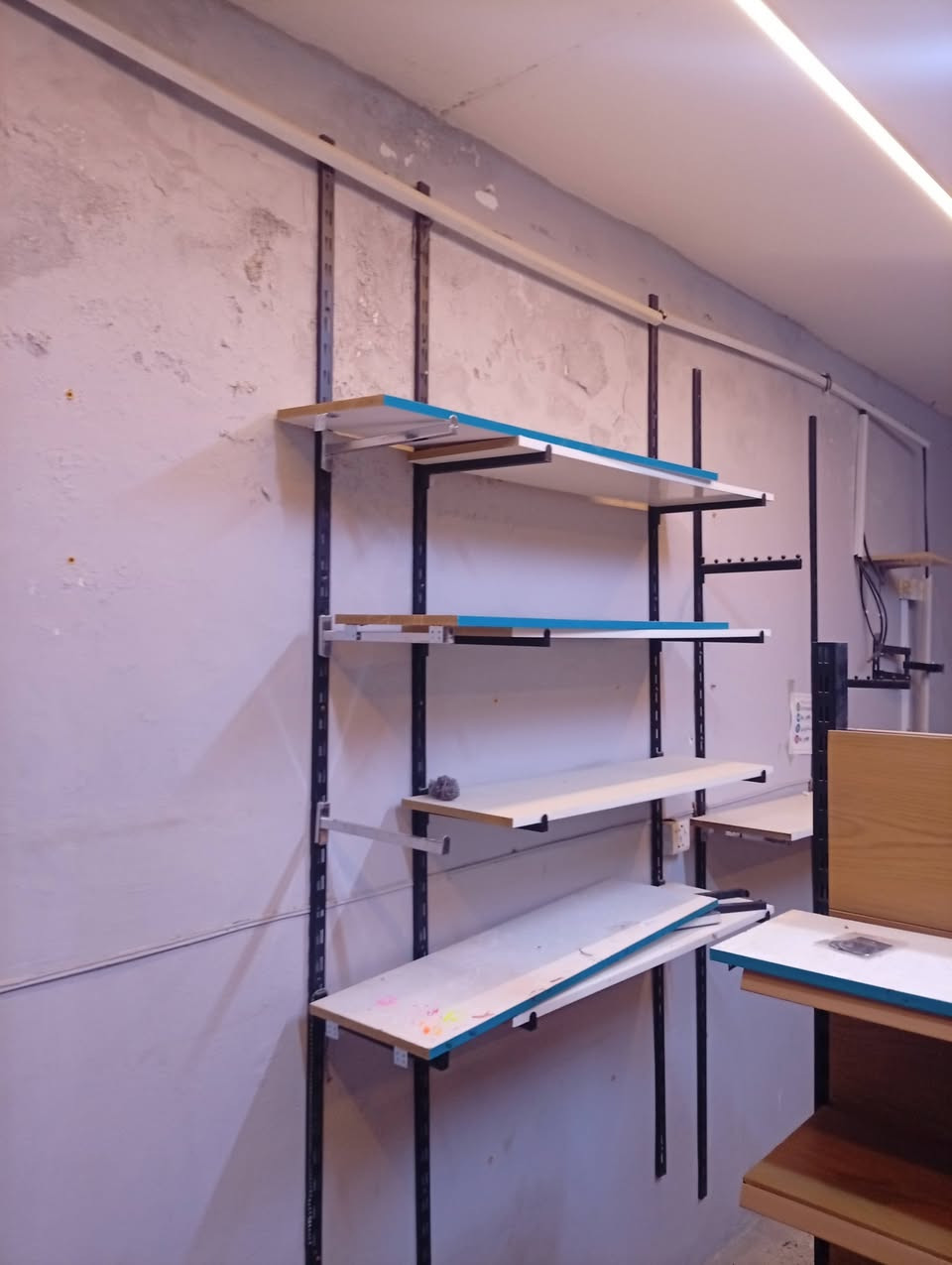 رفوف محل للبيع للاستفسار الاتصال على الرقم ***********
