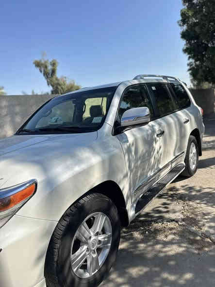 السلام عليكم للبيع لاندكروز 2015 كفالة عامة رقم بغداد 6 سلندر 
تشغيل عن بعد 
عداد السيارة 100 الف حقيقي  شرط الفحص 
فول مواصفات
السيارة بأسمي 
السعر 460 وبيه مجال
رقم الهاتف  
***********
