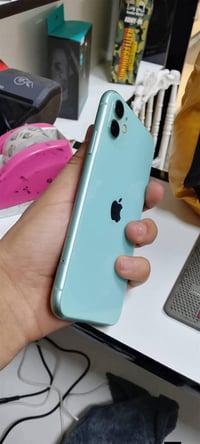 ايفون ١١ عادي بطارية ٨٤ ذاكرة ١٢٨ بي شخوط بلشاشه ممأثره على اللمس تتصل...