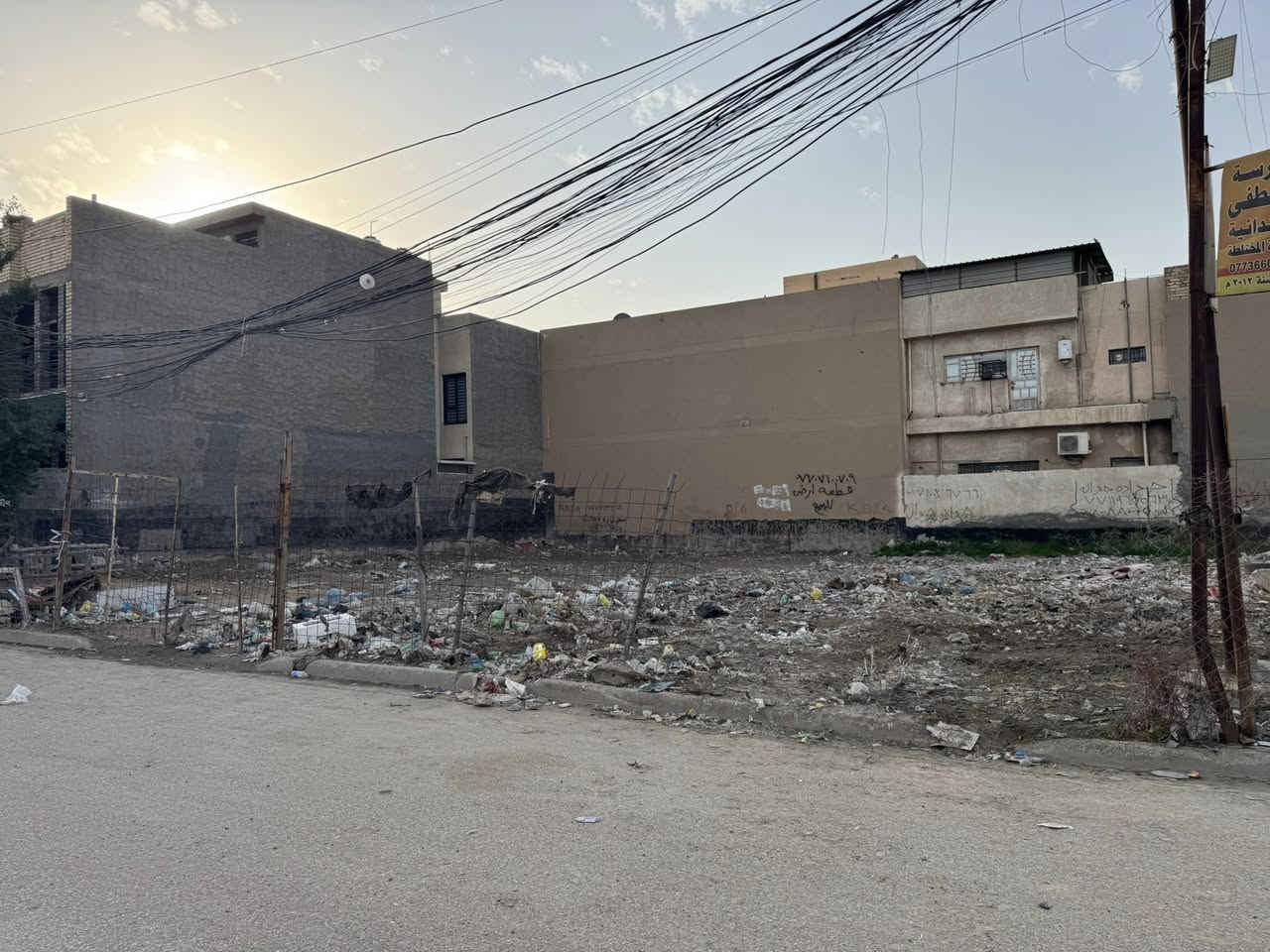 سلام عليكم قطعه ارض مساحه ٢١٥ متر شارع بعرض ٢٠ متر 
مدخل صيرفه الاحرار تباع قطعه كامله او نصف قطعه حي علام
موقع مميز. هاتف ***********
