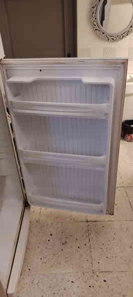 ثلاجه وميز بلازما نضيفات السعر ١٥٠ اثنينهن مكاني ورديه خارج مقابل مستشفى الكفيل *********** خاص متوفر
