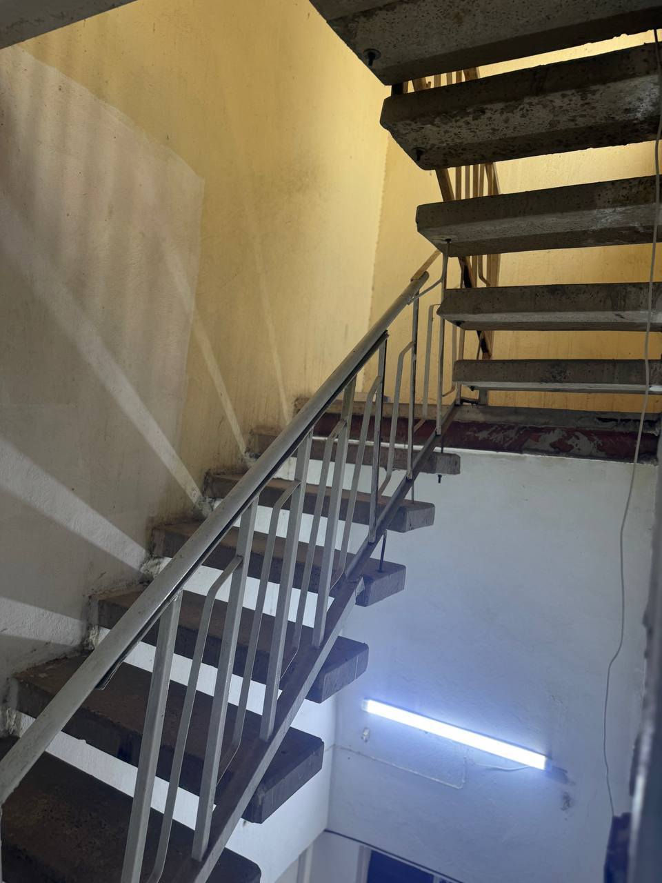 إعلان بيع منزل
منزل عكاده نظيف للبيع، بناء مرتب وجاهز للسكن، يتكون من طابقين ونصف، بتصميم عملي ومريح.
تفاصيل المنزل:
ثلاث غرف نوم
صالة واسعة
مطبخ -- خدمات
بناء نظيف ومرتب
الموقع:
الطالبيه – مقابل مدرسة الاردن - غرناطه
موقع مميز وقريب من الخدمات
المواصفات:
الجبهة: 5 أمتار -- النزال : 15
📞 السعر 225
للاستفسار والمعاينة يرجى التواصل ***********
