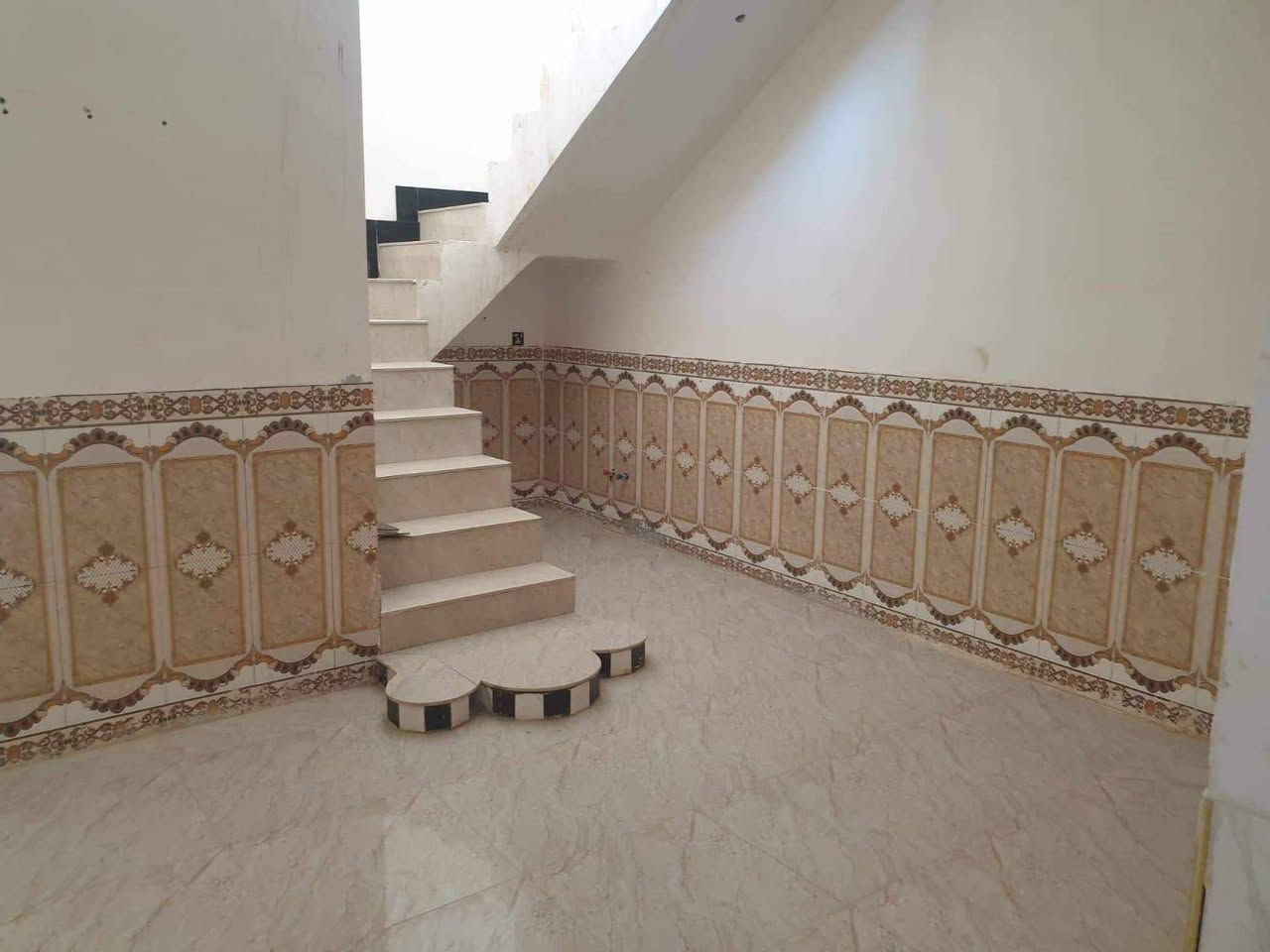 السلام عليكم للبيع بيت المساحه 100 متر طابقين بناء حديث يحتوي علئ غرفتين وحده فوك وحده جوه وصاله فوك وصاله جوه وحمامات فوك وجوه اتصل ***********
