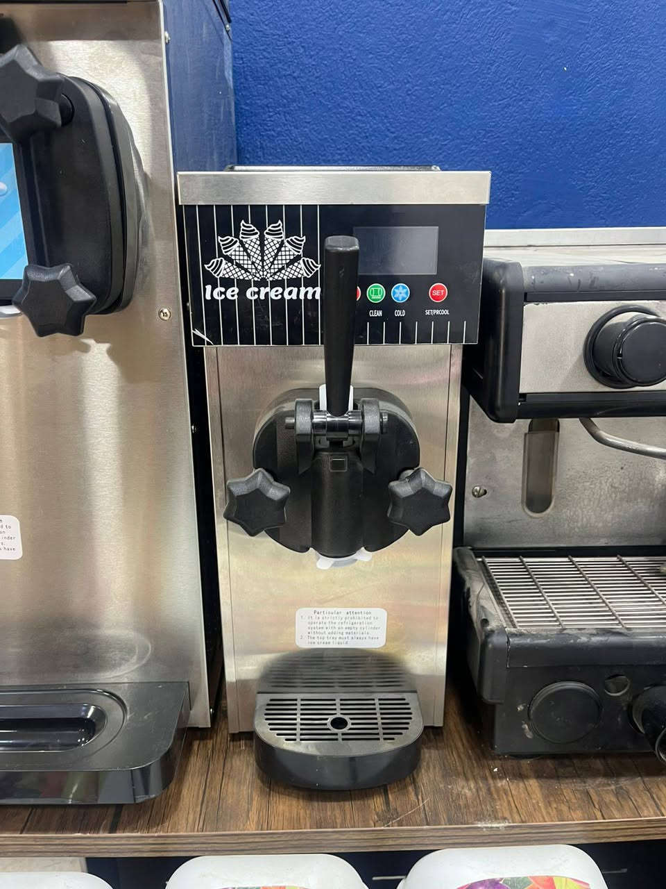 ماكينة ايس كريم
1هاند 1 بوله
3 هاند 2 بوله 
استانلس بالكامل 304
ضمان سنه وخدمه ما بعد البيع
متاح شحن جميع المحافظات
للتواصل فون او واتس
01150593991


**إذا كنت صاحب هذا الإعلان وتريد حذفه لأي سبب، رجاءا أرسل رسالة إلى الدعم الفني**