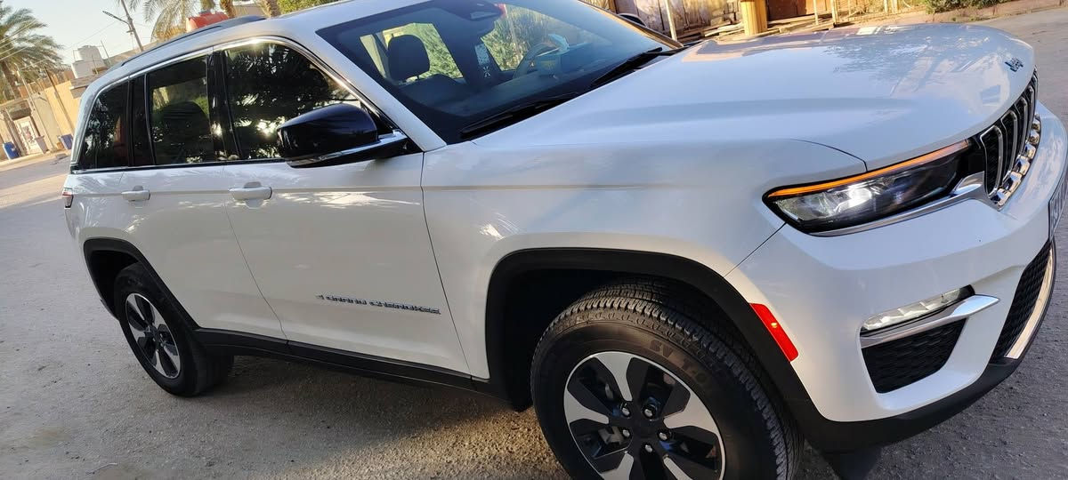 🚗 للبيع – Jeep Grand Cherokee 4xe Anniversary Edition 2024 🚗
🔹 موديل: 2024
🔹 اللون: أبيض
🔹 محرك: 2000 تيربو + هايبرد + Plug-in Hybrid
🔹 المسافة المقطوعة: ٥٠ 
🔹 مرقمة بغداد
صور الحادث في المنشور حدثها يعتبر كلين سياره

✨ المواصفات: ✅ شاشة كبيرة
✅ تشغيل بالبصمة + بصمة أبواب
✅ تشغيل عن بعد
✅ نظام صوت Alpine مع دمام خلفي
✅ مقاعد جلد
✅ مقعد السائق ميموري
✅ مقاعد كهربائية
✅ صندوق كهربائي
✅ حساسات خلفية
✅ إشارات بالمرايا
✅ رادار أمامي
✅ رادارات وكاميرات 360 درجة
✅ بانوراما فتحتين
✅ گير ماوس
✅ نظام نزول المنحدرات
✅ تدفئة للمقاعد
✅ لايتات LED + Back LED

السيارة Anniversary Edition، من أجمل وأعلى الفئات، استخدام شخصي ونظيفة جداً وتستحق المعاينه
الجاد يتصل، وبيك خير وتدلل
مكان بابل
***********
