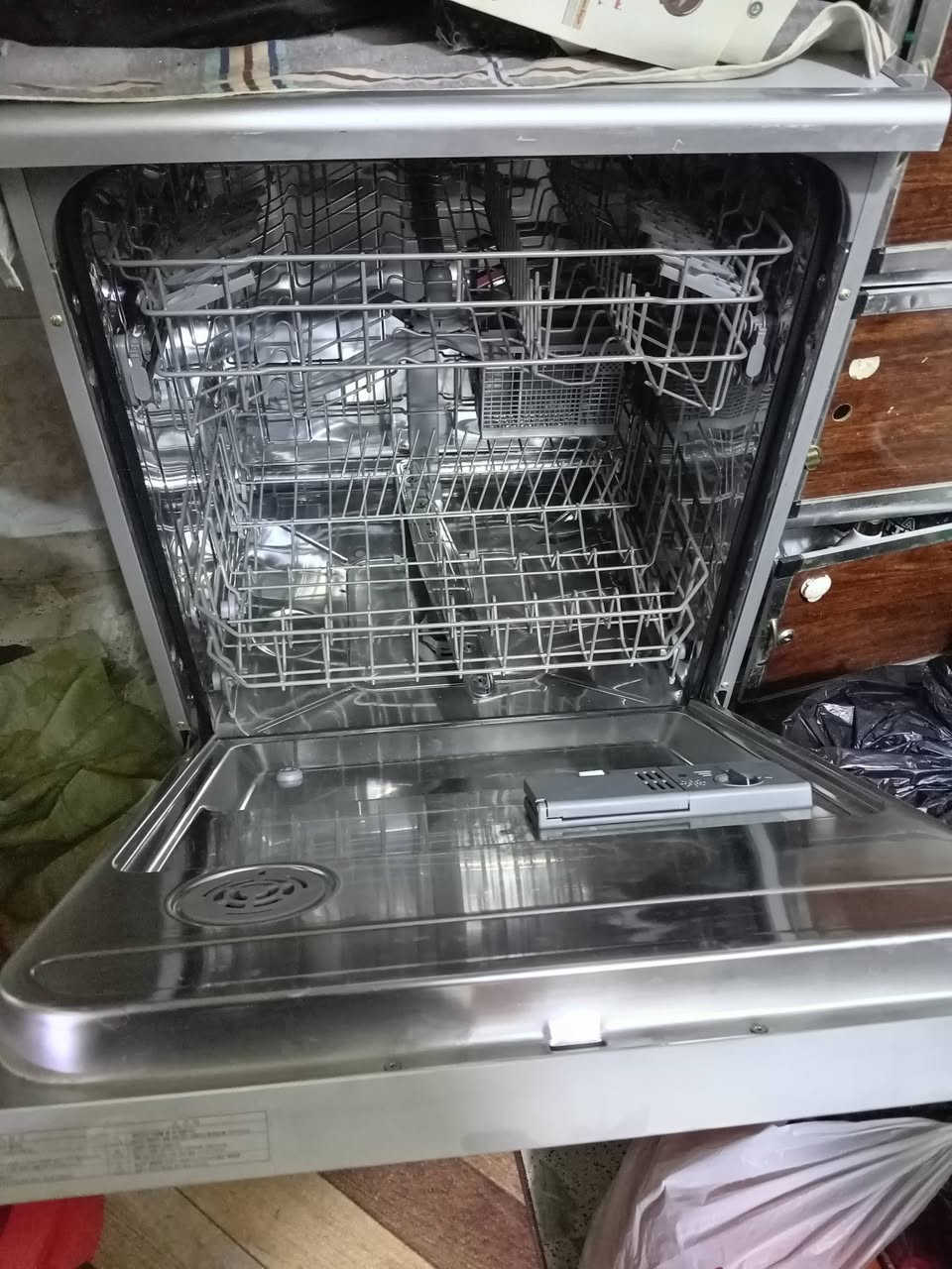 سلام عليكم للبيع غساله صحون نضيفه جدا شغاله عنوان بغداد ***********
