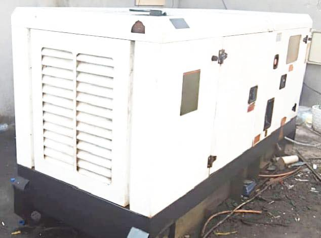 السلام عليكم 
ازوزة كاتم ٦٠ كيڤي 
مشتغله موسم واحد مكفوله لا بخار ولا تنقيص
موصفات الازوزه معروفه 
اطفاء وتشغيل ذاتي 
كتم نسبة ٨٥ ٪؜
حماوه بالصيف ماكو 
السعر ٣٢ ورقه العنوان واسط النعمانيه 
***********
