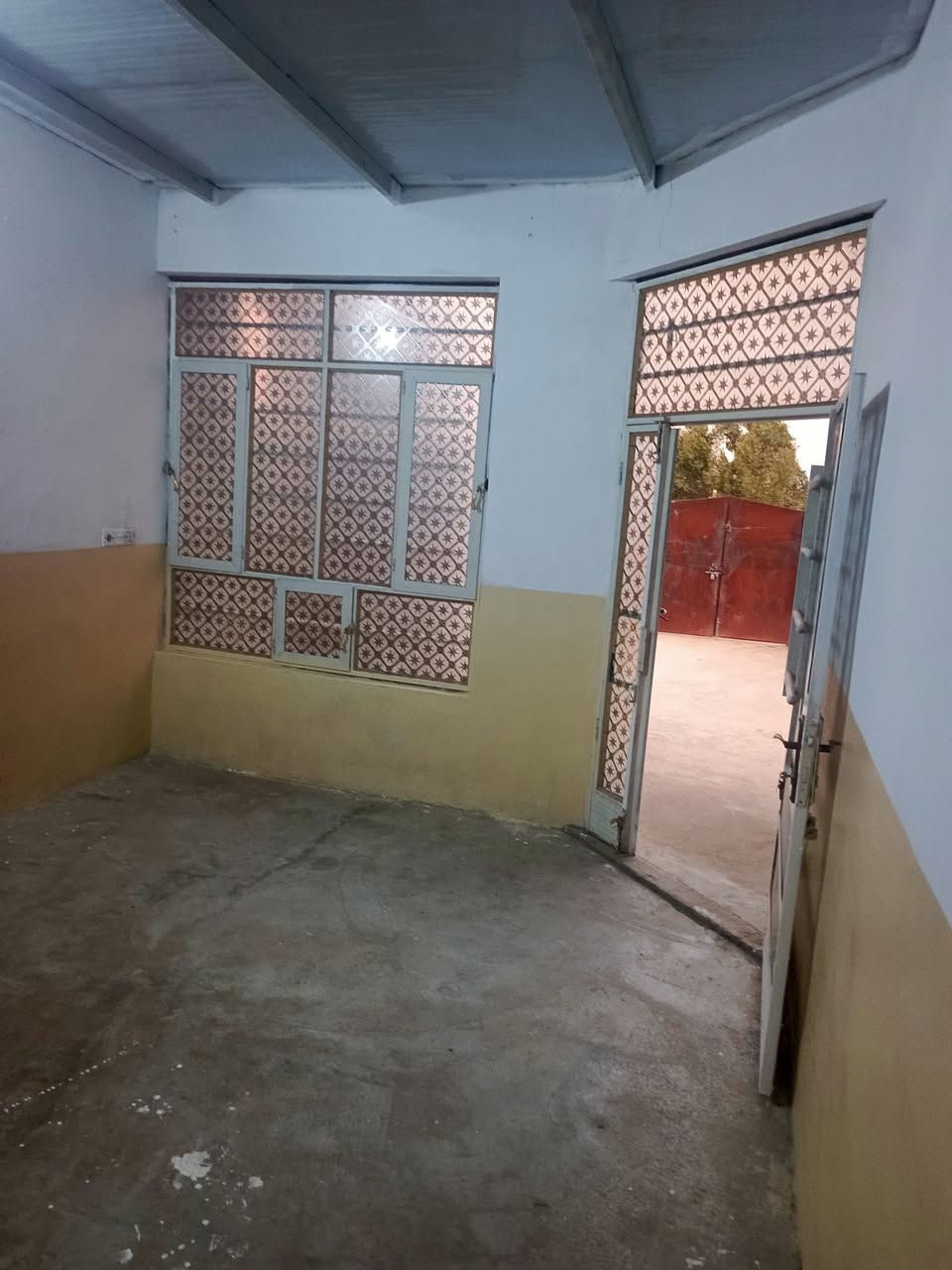 يوجد مشتمل للايجار السعر 125 الف
  في كاطون الرازي وره المشروع قرب مدرسة التربيه ركن صاير على ساحه البيت جديد أي نقص مابيه كامل خزان ماء كبير +كيزر كهرباء هم  ماتتفع 
للاستفسار اتصل على الرقم ***********
