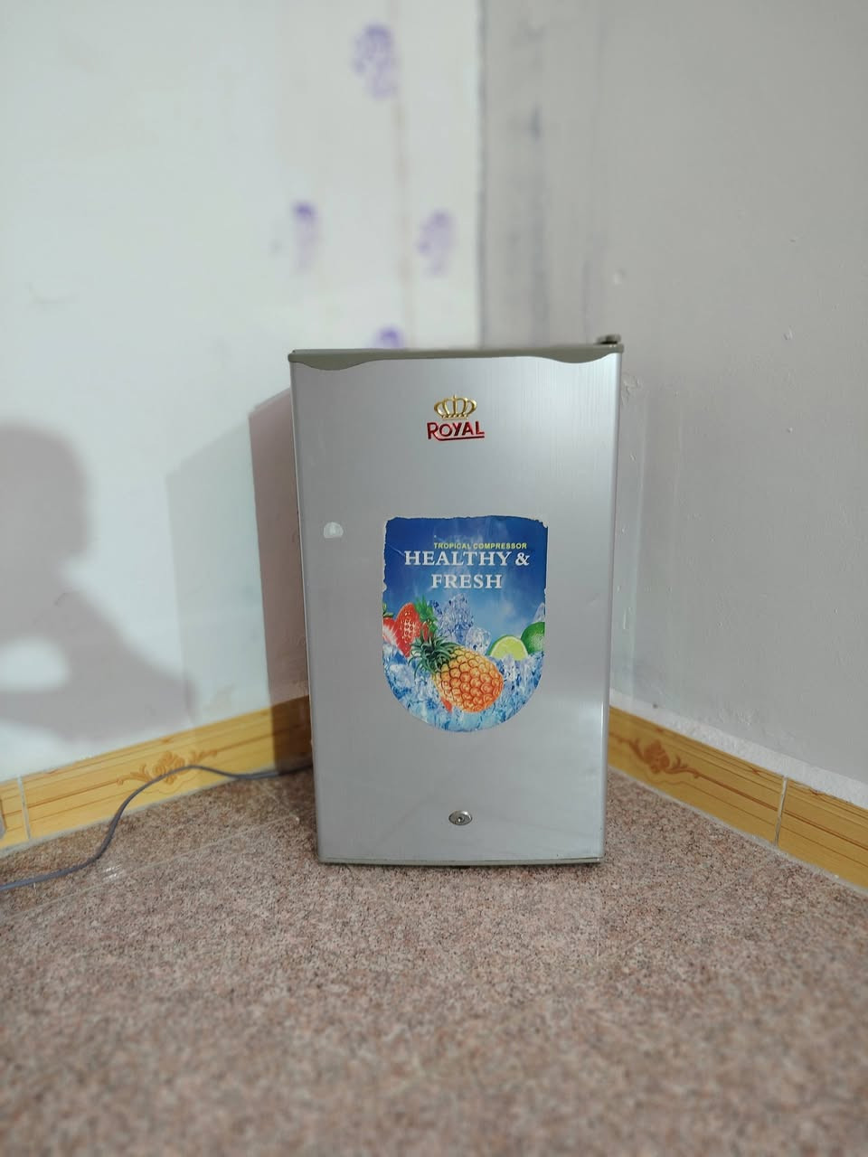 ثلاجة حجم صغير للبيع نظيفة للاستفسار الاتصال على الرقم ***********
