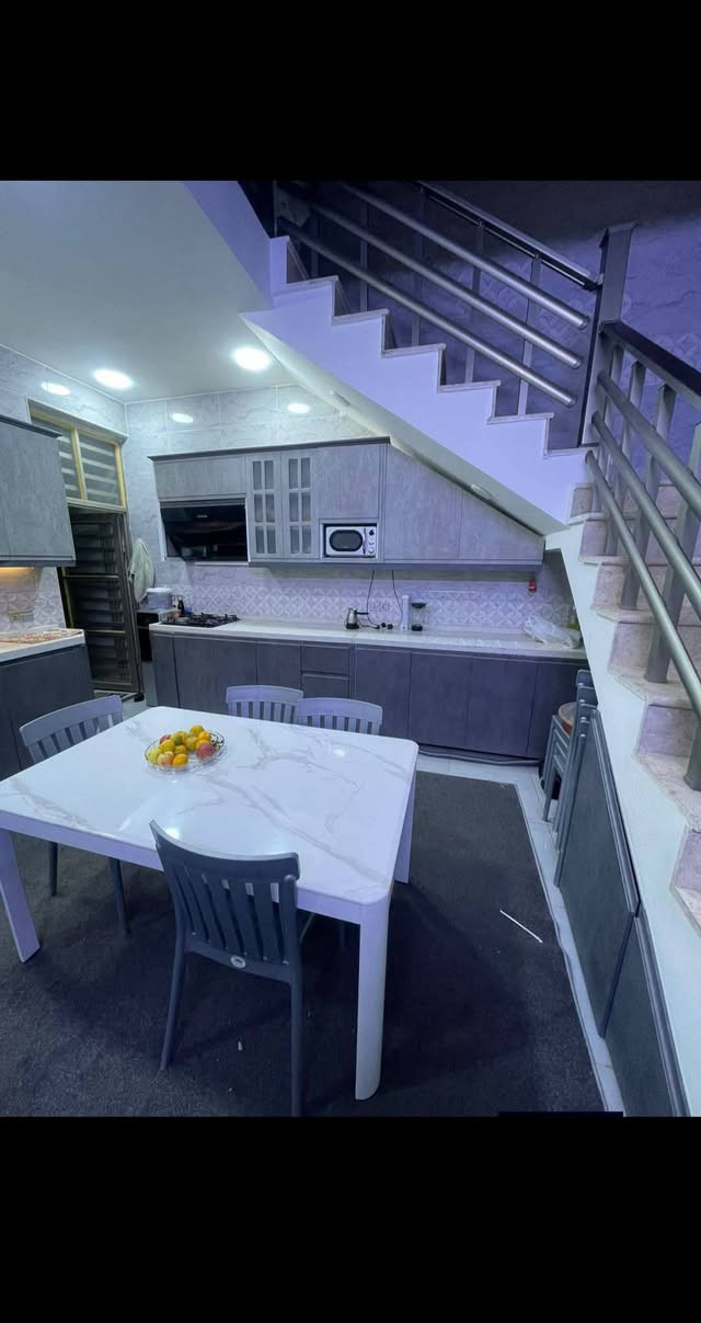 السلام عليكم دار للبيع حي البساتين خلف اسواق بعقوبه المساحه 110 بناء حديث
ستقبال + صاله + مطبخ + غرف عدد 4 + حمام 2 + صحيات خارجيه
رقم الهاتف ***********
غير متواجد على الفيس
