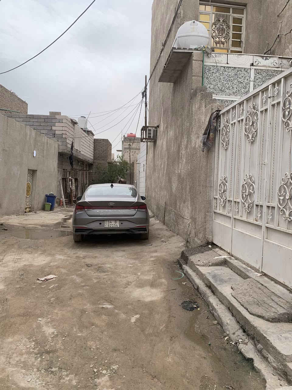 بيت للبيع قرب جامع البراك محلة للعرب بيت فرعي قريب على الشارع كلش مسافة قليلة بيتين ع شارع المساحة ١٣٠ متر البيت طابقين بي ٦ غرف الاستفسار الاتصال ع رقم البيت اصولي طابو ملك 
***********
او على رقم 
***********
