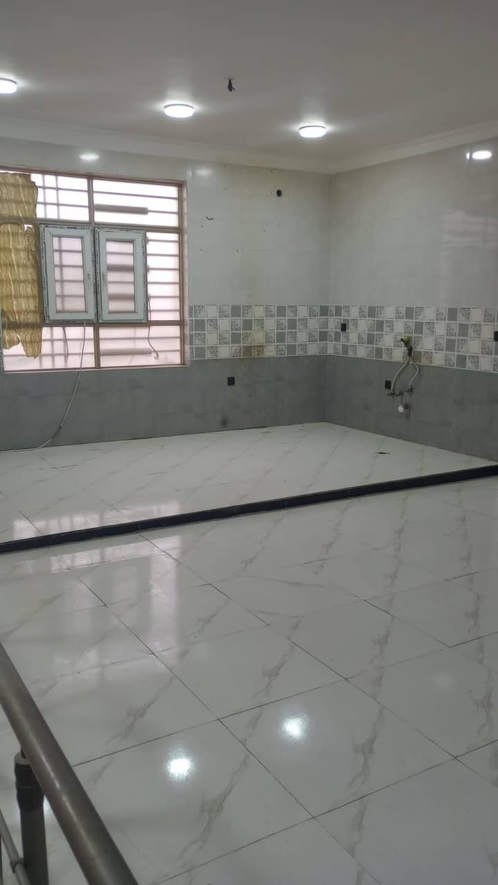 السلام عليكم شقق منفرده للايجار مجمع جنه السلام السكني الحولي أبو مهدي المهندس  غرفتين مطبخ صاله كبيره صطح ع شارع خدمات كامله مو فرعيه منطقه حدوء السعر ايجار 350 
اني صاحب مكتب ***********
