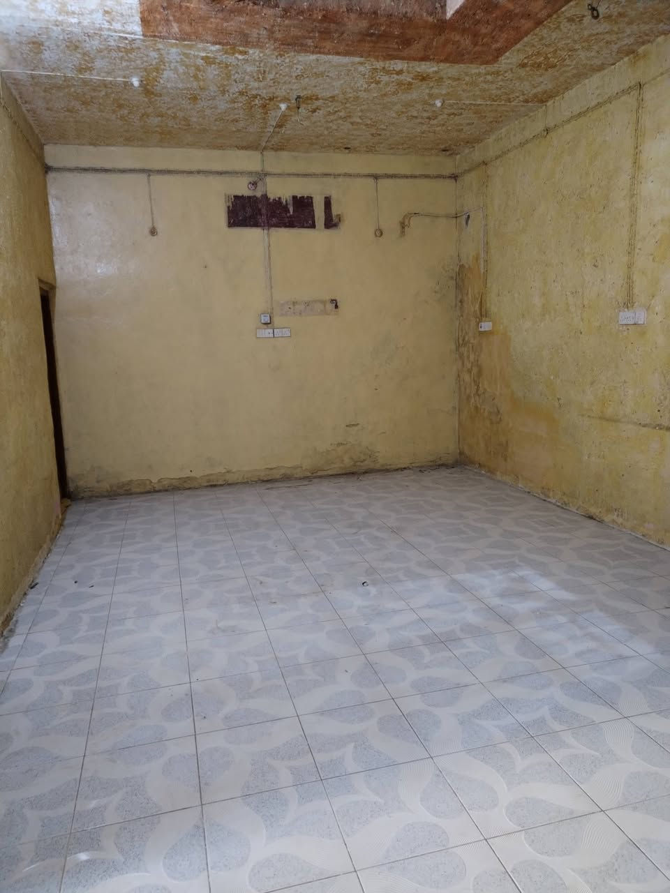 يوجد بيت لايجار نضيف جدن في طويريج داخل شارع بلدي قرب علوة المخضر مساحه 100 متر يتكون البيت  من صاله كبيره معه غرفه  واحده بل اسفل والثاني بل طابق الثاني  معه مطبخ   حمام داخلي صحيات خارجي  بيت نضيف جدن موضح بل صوره سعر لايجار صافي 250  الف للتواصل  ***********  او خاص
