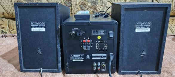 السلام عليكم .
جهاز سيستم ميني ماركة دايو بمواصفات حديثة و رائعة .كهرباء ٢٢٠ فولت ..جهاز بلادي بدون تصليح او ضرر نظيف جدا اكثر من  ٩٠ %  
مع ريموت و اريل للراديو و فيشة اواكس للنقال .
 السماعات ٦ اوم  تقريبا كل تك ٢٥ واط  .
سماعات من الخشب ارتفاع ٢٣  والطول الكلي مع الجهاز ٤٥ سم … ..المواصفات : 
مشغل اقراص   DVD و CD وMP3 .يعرض صورة و صوت عالتلفزيون ..بس قرص ال dvd يفتر وما يحمل الاوديو و ال MP3 شغال تمام .
فلاش رام .
راديو باحث FM + AM.مع خزن قنوات مفضلة
اواكس مضخم صوت للنقال او الشاسة او  أي جهاز تكدر تربطه عليه او ربط لاقط مايكرفون 
مع التحكم بالصوت .
شغل الجهاز جدا ممتاز عالي ومجسم مع تضخيم بيز ممتاز . 
السعر  ٥٠ الف كامل مع التوصيل نهائي اخوان ..
اي استفسار او للمراسلة موجود خاص او *********** البصرة . موجود توصيل شركة .
