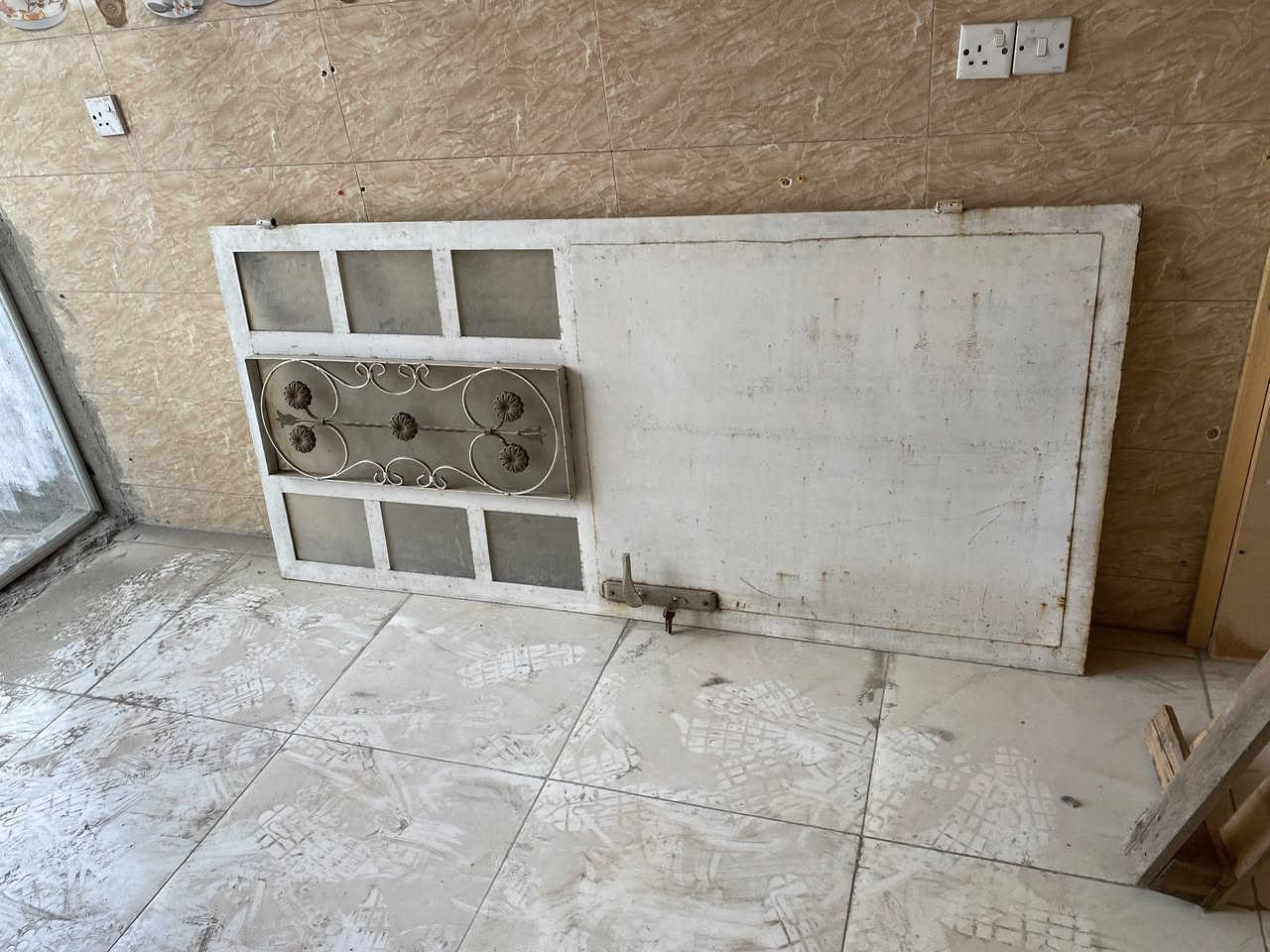 السلام عليكم باب حديد نظيفه للبيع عرض متر وارتفاع مترين من النوع الثقيل بغداد وهذا رقمي ***********
