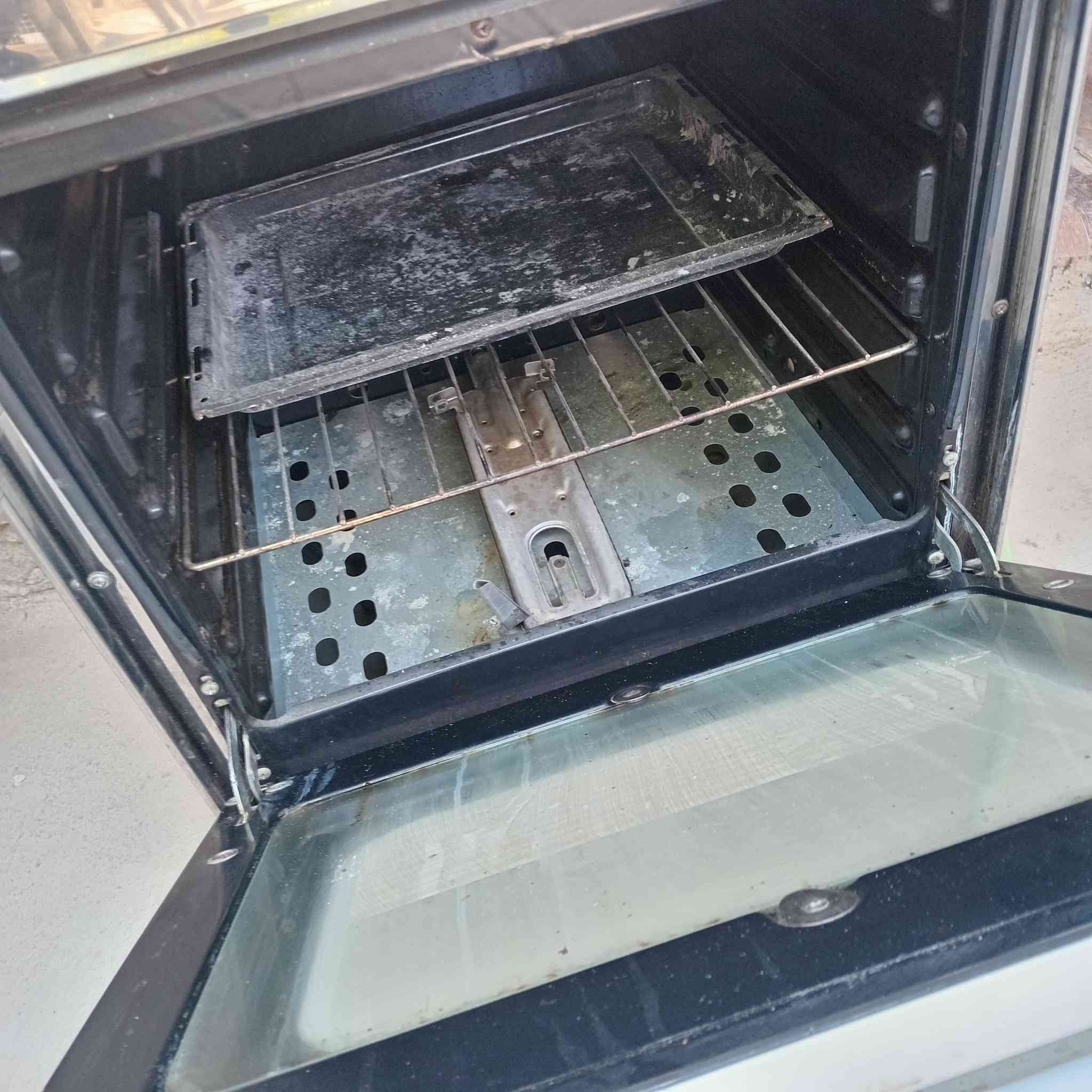 سلام عليكم خوان طباخ جديد  للبيع سعر ١٠٠ وبي مجال شي قليل مكان زعفرانيه  ليريد يتصل عل هاذ رقم ***********
