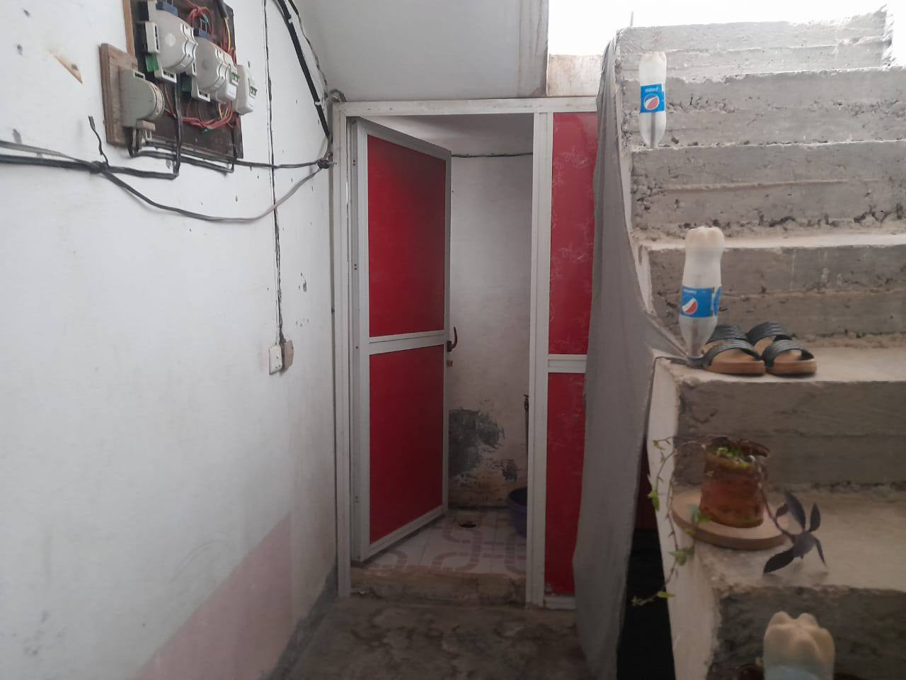 سلام عليكم بيت 100مترواجهيه 5نزال 20 العنوان تقاطع ساده حي العبور هذا رقم***********
