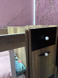 سرير اطفال للبيع طول متر ونص 3 جرارات وباب جبير  السعر 80 الف وبي مجال...