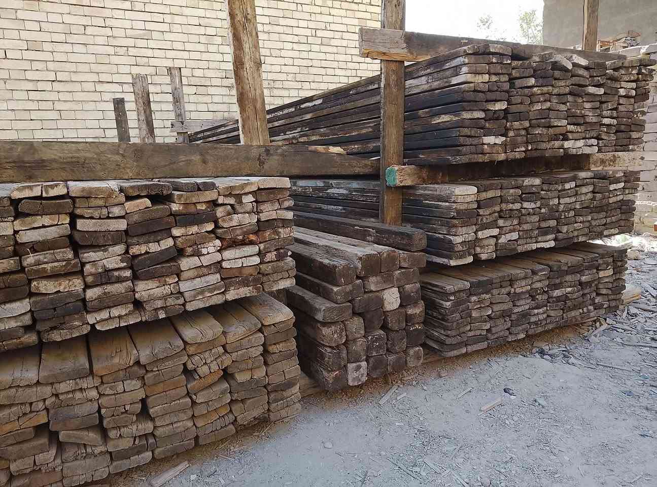 قالب خشب روسي تارس نضيف جدا للبيع العدد 11مكعب العنوان بابل هاتف ***********
