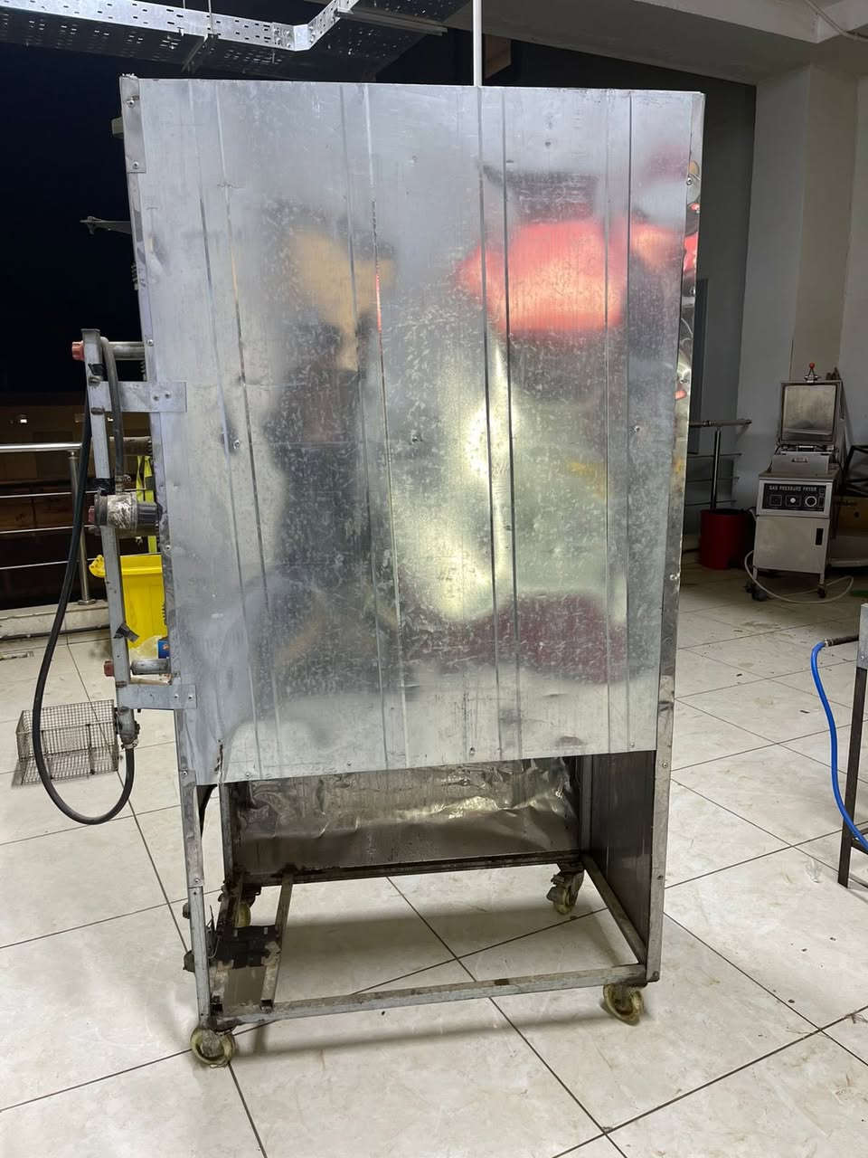 السلام عليكم
شواية دجاج  كاملة ونضافة للبيع او مراوس فرن بيتزا

السعر ٢٠٠وبيها مجال موجود خاص او اتصل ***********
