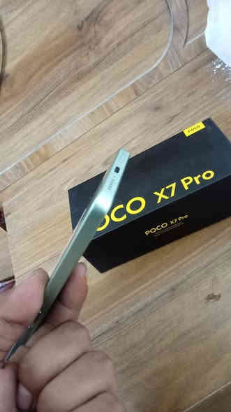 سلام عليكم اخوان
مبايل poco x7 pro. مواصفات👇

المعالج (البروسيسور) MediaTek Dimensity 8400-Ultra بتكنولوجيا 4 نانومتر (أداء قوي وممتاز).
الشاشة AMOLED بحجم 6.67 بوصة، دقة 1.5K (1220 \times 2712 بكسل)، ومعدل تحديث 120 هرتز.
الكاميرا الرئيسية مزدوجة: 50 ميجابكسل (بفتحة عدسة كبيرة f/1.5) مع تثبيت بصري للصورة (OIS)، وعدسة 8 ميجابكسل للتصوير الواسع جداً.
الكاميرا الأمامية 20 ميجابكسل (واسعة).
البطارية والشحن سعة 6000 مللي أمبير (الإصدار العالمي) مع دعم الشحن الفائق بقوة 90 واط (شحن كامل في حوالي 42 دقيقة). (توجد إصدارات إقليمية بسعات أكبر).
الذاكرة والتخزين خيارات. 16+ 16 جيجابايت من ذاكرة الوصول العشوائي (RAM) من نوع LPDDR5X، وسعة التخزين  512 جيجابايت من نوع UFS 4.0.
مقاومة الماء والغبار تصنيف IP68 (مقاومة للغبار والماء حتى عمق 1.5 متر لمدة 30 دقيقة).
نظام التشغيل Android 15 مع واجهة HyperOS

الجوال صارلي شهر من اشتريتا والله العظيم.  جهاز كلش نضيف بعده بالباكيت مع كامل ملحقاته ويا شاحنته 90واط و الكارتونه مال جهاز كلشي موجود 
السعر 340 الف. بي مجال.. للتواصل هذا رقمي للواتساب. *********** 

 هذا هاتفي وانا اتشرف بجميع من يشاهد اترك رئيك بتعليق حلو يعكس اخلاقك يا عزيزي. كل الحب و التقدير لصاحب المجموعة و من فيها.❤🫶
