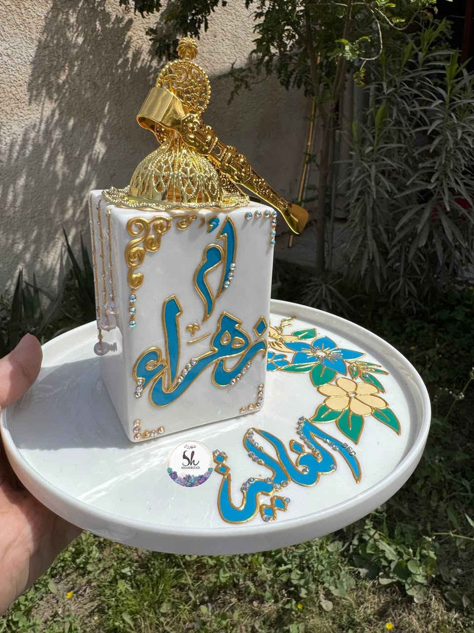 💐 إذا كنت تبحث عن هدية مختلفة لعيد الأم…
قطعة فنية تبقى ذكرى.
سِيت مبخرة فرفوري مميّزة لعيد الأم
منقوشة ومزينة برسم يدوي بعناية ومحبة.
يتكوّن السِت من:
✨ مبخرة فرفوري
✨ صينية أنيقة
✨ ملقط
✨ علبة بخور 
هدية راقية تضيف دفء وجمال لبيت أمي في يومها المميز. 💗
كل قطعة مرسومة بحب لتبقى ذكرى جميلة.
السعر ١٧ كامل واذا بس مبخره ب ١٠


**إذا كنت صاحب هذا الإعلان وتريد حذفه لأي سبب، رجاءا أرسل رسالة إلى الدعم الفني**