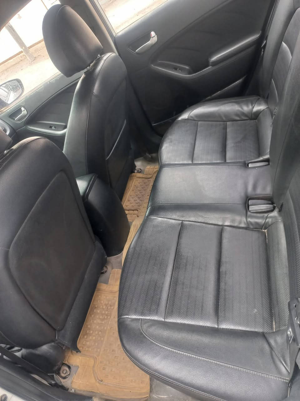 السلام عليكم 
كيا سيراتو k3 موديل ٢٠١٧ وارد كوري خط واحد 
محرك ١٦٠٠ gdi
داخل جلد بلادي
كشنات تدفئة تبريد 
مري شفط وكهرباء 
حساس هواي تاير 
حساسات خلفية وشاشة وكامرة 
منظومة تبريد جديدة بيها 
فول تحكم استيرن 
كير ست نمر 
٣ انظمة قيادة عادي واسبوت وايكو 
كير محرك برغي. مامفتوح بيهن 
بيها اربع قط صبغ بدون دواخل  جاملغ خلفي وامامي جهة اليمنة 
وبأب السائق 
والبنيد من شخوط بدون اي دواخل السيارة وين ما تحب افحصها 
دواخل بجم كبس .
رقم بغداد الجديد سنوية ل٢٠٣٠ 
السعر ١٠٨ وبيها مجال ...

***********
