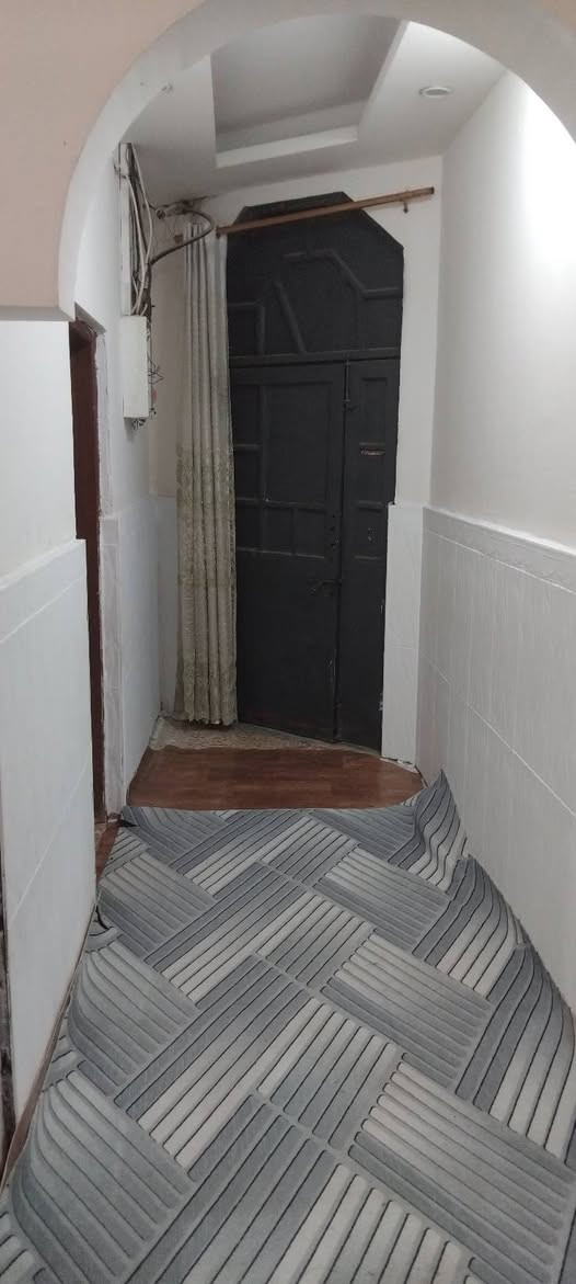 السلام عليكم دار للبيع الامن الداخلي المنطقه الجديده قرب شارع القائد المساحه ٢٠٠ متر البيت رقم ومعامله كامله يتكون البيت من ديوانيه ٦×٤  هول ٥ ×٤ مطبخ ٥ ونص ×3 وغرف نوم عدد ٢ ٥×٤ منور واحد متر خلف البيت حمام داخلي وحمام خارجي ساحه ٨ ×٦ البيت كامل الطابق الثاني مشتمل يتكون من غرفه نوم ٤×٦ هول ٤×٤ وحمام خارجي السطح كله مسوينه قمريه على كبر السطح السعر ١٤٢ بي مجال بسيط ***********
