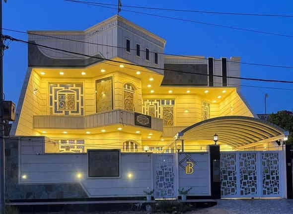 🏠دار سكن للبيع🏠
___
⭕العنوان : حي الجامعة
⭕ قرب مدرسة رحاب العلم 
⭕يقع على شارع بعرض 15 متر 
رئيسي_على ساحة 
-------------------------------------
✨طابو صرف
✨بناء حديث  
✨طابقين 
✨كونكريت مسلح

♦️المساحة : 312م²
♦️الواجهة: 12،5 متر 

--------------------------------
✨ تفاصيل البيت ✨
____
⭕غرف نوم عدد 6، صالة عدد 2، استقبال، مطبخ (حار+بارد)، مجمع صحي،كراج سيارة،الارضية مرمر 
____
                          المراجعة 
     ♦️♦️♦️مجموعة باسم الشمري♦️♦️♦️
      ♦️♦️للاستثمار والتطوير العقاري♦️♦️
الفرع الاول/بغداد،القادسية،قرب مجمع الوزراء
الفرع الثاني/الديوانية،الجزائر ،الشارع الخدمي،مقابل تقاطع أم الخيل
الفرع الثالث/الديوانية،العروبة،شارع  المتحف
____
للأستفسار الاتصال على📲
قسم المبيعات 📠
***********📱
***********📱

📲 حمّل تطبيق باسم الشمّري العقاري الآن من Google Play:
👉 [https://play.google.com/store/apps/details?id=com.basemShamry.app](https://play.google.com/store/apps/details?id=com.basemShamry.app)
🍏 قريبًا على App Store
