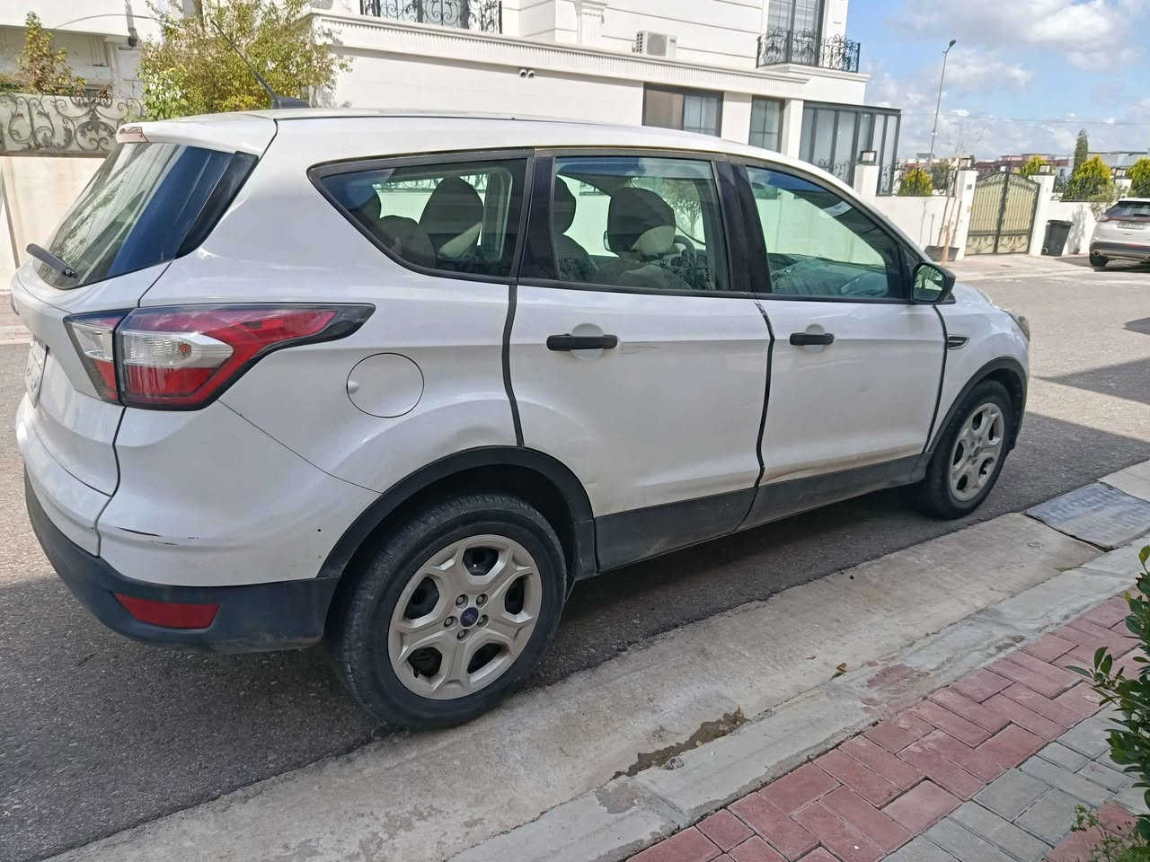 فۆرد ئیسکەیپ 2018 مەکینە گەورە 
180 هەزار کیلۆمەتر ڕۆیشتووە.
چامڵغی لای سایەق گۆڕدراوەو سبووغە لەگەڵ دوو پەڵە لە دەرگای سایەق و دەرگای دواوەی سایەق ،لە وێنەکاندا دیاری کراوە.

ژمارەی شانسی 1FMCU0F76HUA87439
نرخ 110 وەرەقەو مامەڵە.
ژمارەی پەیوەندی ***********

فورد اسکيب موديل 2018 مكينة كبيرة
ماشىة 180 ألف كيلومتر
جاملغ جهة السائق مبدل مصبوغ مع موضعين من باب السائق وباب خلف السائق
موضح بالصورة.
رقم شاصي 1FMCU0F76HUA87439
سعر 110 ورقة وبها معاملة
للتواصل 
***********
*********** أربيل, العراق
