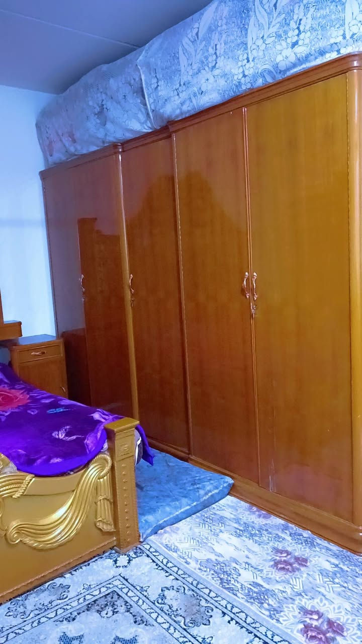 غرفة نوم خشب للبيع ✨
غرفة نوم خشب ثقيل وأصلي
شغل مرتب ونظيف وما بيها شي
🪵 سرير نفرين كلاسيك بنقش ذهبي
🪵 دولاب كبير وعملي
🪵 تسريحة ويا مراية فخمة
الغرفة بحالة كلش زينة وتبقه  سنين
تناسب الذوق الكلاسيك
💰 السعر مناسب وقابل للتفاوض للجاد
📩 للاستفسار  راسلوني خاص***********
