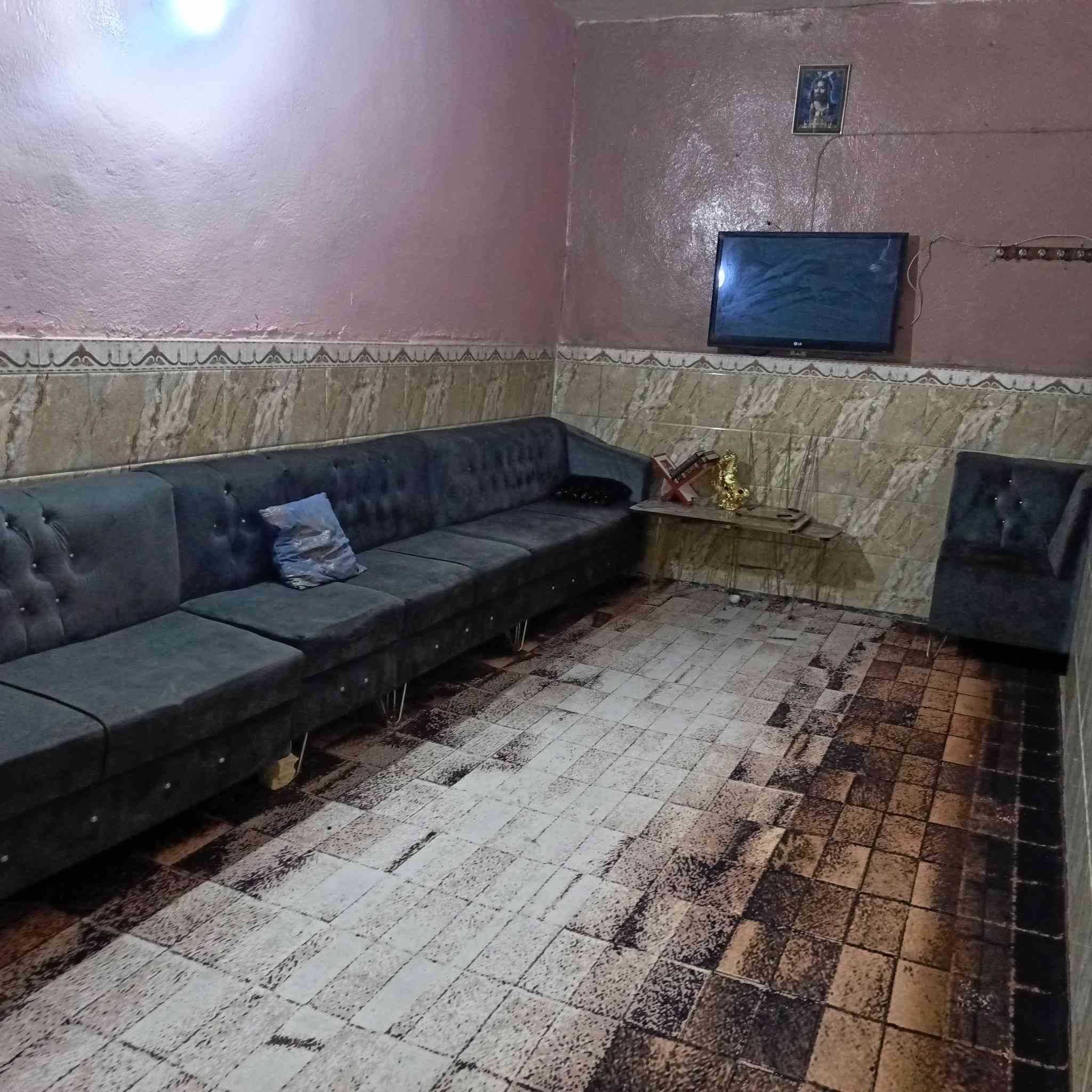 الدار للبيع 100 متر حي العامل
دوانيه _صاله _ مطبخ_ غرفه 

الطابق الثاني   غرفتين
السعر 70

الاستفسار    ***********
