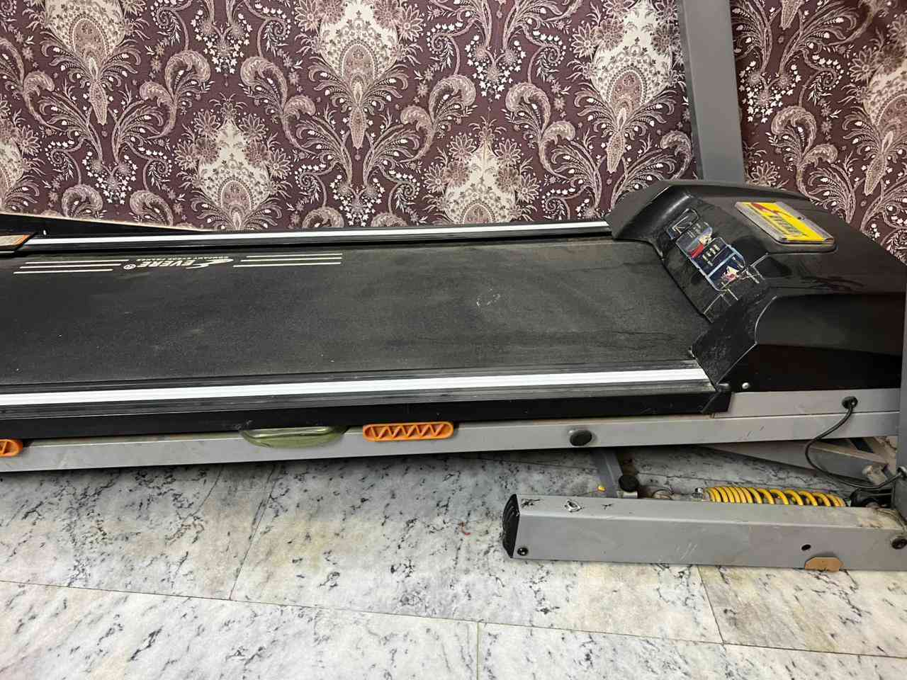 للبيع مشاية كهربائية (Treadmill) منزلية بحالة ممتازة 🔥

✅ شاشة ديجيتال تعرض:

- السرعة
- الوقت
- المسافة
- السعرات الحرارية

✅ برامج رياضية متعددة
✅ تحكم بالسرعة
✅ مفتاح أمان
✅ مناسبة للمشي والركض المنزلي
✅ شغالة بدون مشاكل

🎁 وياها جهاز هزاز للبطن والجسم يساعد على شد الجسم وتحفيز الحركة

السرعة تقريباً من 1 إلى 18كم/س
تتحمل تقريباً لحد 100-180كغم

💰 السعر: 300 ألف دينار

📞 للتواصل:
***********
***********
