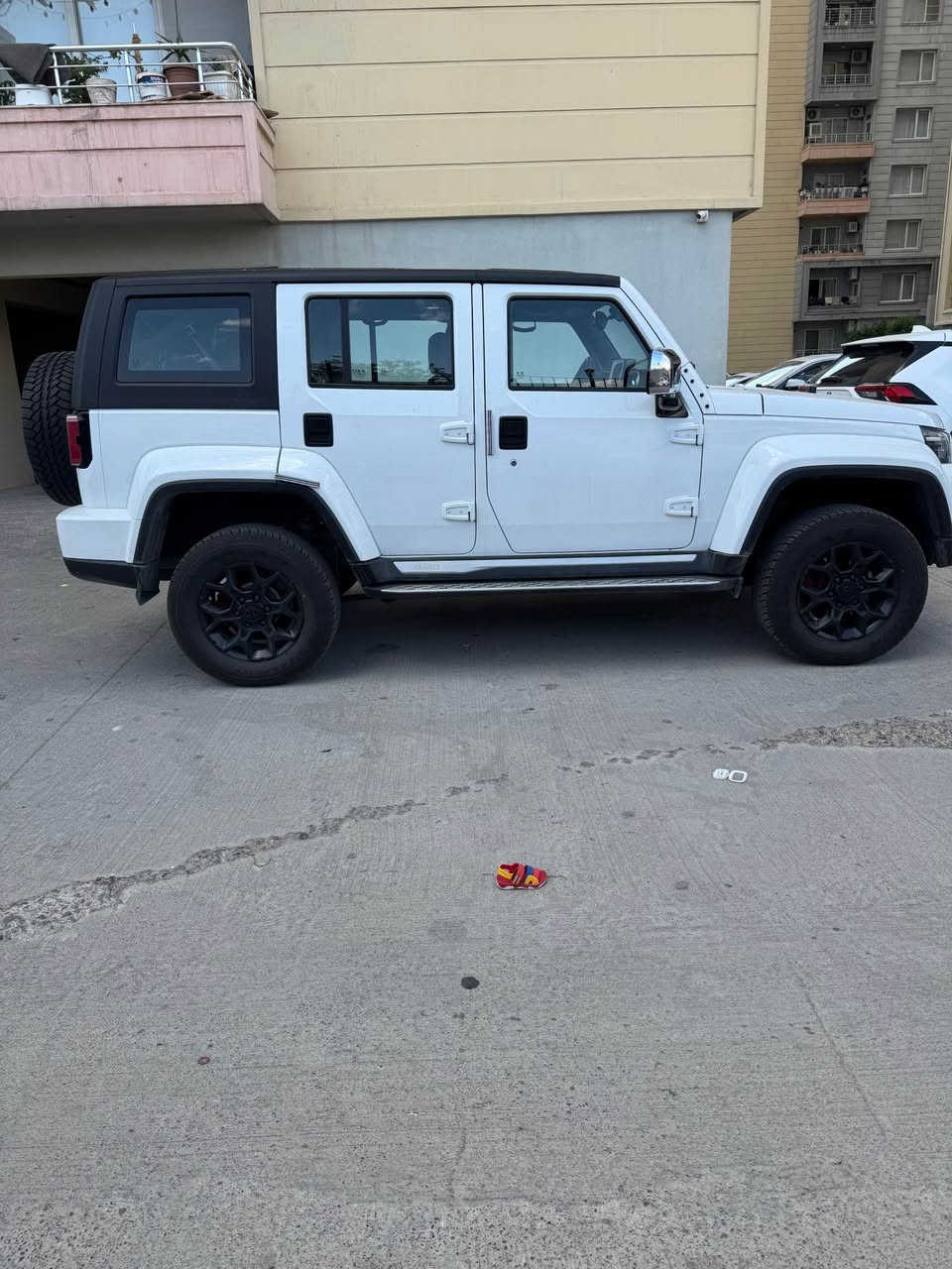 BAIC BJ40L 2022
23 turbo 
گێرو و مەکينە بە شەرت بێ سوبخ هيچی نيە کاميرە و حساس و رادار دەبلی گران و سوک هەموو مودەکانی ئوف روود سەقفی لێدەکريتەوە ژمارەی دهوکە
*********** دهوك, العراق
