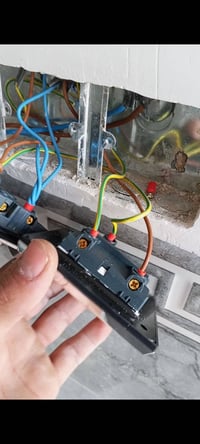 كهربائي متفرغ حالين للتواصل 07837406966