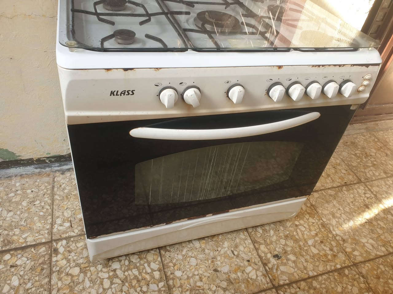 ثلاجة هيتاشي نظيفه وطباخ ٥ عيون نضيف٣٥٠ الف .واتسب ***********
