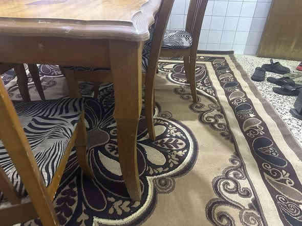 السلام عليكم ميز طعام زان شغل قديم لاكسر لا شي 6 كراسي يحتاجله صبغ بس سعره250 مكاني زيونه ***********
