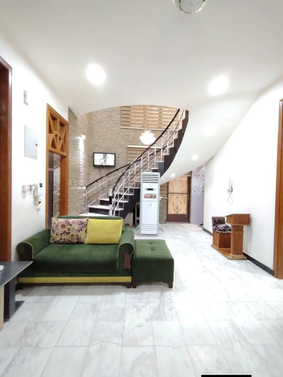 دار_للبيـــــــــــــــــــع حله حي الأستاذه خلف مستشفى الكرعاوي 

المساحــــــة  200متر #طابو_صرف

الواجهـــــــــة 10متر
النــــــــــــزال 20 متر

مــــــحتويات_الـــــــدار طـــابقين أرضيه مرمر

غــرفتين نـــوم وأستقبال وكليدور ومطبخ ومجمع صحيات داخلي وخارجي وطـــارمــه 

الطابق الثاني غرفتين نوم وكليدور ومجمع صحيات 

عرض الشارع 10متر تبليط مجاري كافة الخدمات 

لـــلاســــتـــفـــســـار ***********
***********
مراجعة مكتب سومر للعقار نادر الاولى على الشارع الخدمي قرب حسينيه حنتوش
