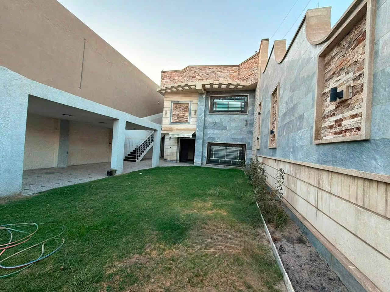 منزل حديث للأيجار في الكرادة
تجاري فقط 
المساحة 350 متر 
كراج سيارة عدد 3
حديقة كبيرة
صالة استقبال عدد 2
غرف نوم عدد 7 
موقع مميز للشركات والمؤسسات في الكرادة 
لتفاصيل أكثر الاتصال على الرقم 
***********
