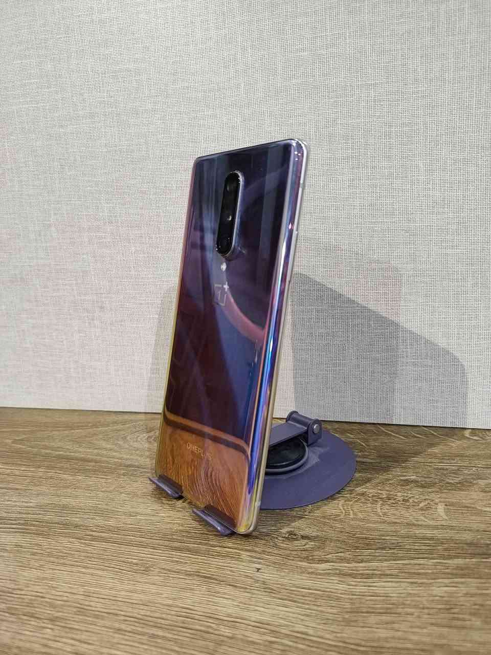 الجهاز الظاهر في الصور هو OnePlus 8
اللون المميز جداً للظهر يسمى Interstellar Glow (وهو لون متدرج يعكس ألوان الطيف وقريب من ألوان الغروب).
إليك المواصفات والمعلومات العامة الرئيسية للجهاز بناءً على واجهة النظام المفتوحة في الصورة:
⚙️ الأداء والعتاد الداخلي
المعالج: Qualcomm Snapdragon 865 ثماني النواة (يدعم شبكات الـ 5G).
ذاكرة الوصول العشوائي (RAM): تأتي بحجم 8 جيجابايت.
ذاكرة التخزين الداخلية: 128 جيجابايت.
نظام التشغيل: يعمل بواجهة OxygenOS 13.1 المبنية على نظام أندرويد.
📱 الشاشة والتصميم
حجم الشاشة: 6.55 بوصة، وتأتي منحنية الأطراف (Curved) مع ثقب للكاميرا الأمامية في أعلى اليسار.
نوع الشاشة: Fluid AMOLED بتردد 90 هرتز لشاشة سلسة جداً أثناء التصفح والألعاب.
📸 الكاميرات
الكاميرا الأمامية (السيلفي): بدقة 16 ميجابكسل.
الكاميرات الخلفية (ثلاثية):
كاميرا أساسية بدقة 48 ميجابكسل.
كاميرا بزاوية واسعة (Ultra-wide) بدقة 16 ميجابكسل.
كاميرا ماكرو (لتصوير الأشياء القريبة) بدقة 2 ميجابكسل.
جهازك OnePlus 8 يدعم تشغيل لعبة ببجي (PUBG Mobile) بسلاسة فائقة تصل إلى 90 فريم (90 FPS) عند اختيار إعدادات الجرافيكس على Smooth (سلس).
سعره 190 فقط وبي مجال . ***********
