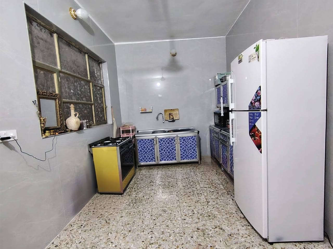 السلام عليكم بيت للبيع مساحة 100م حي الكوفه قرب دلالية السيد يحتوي على استقبال ومطبخ وصالة وغرفة نوم وحمامين داخلي وخارجي وترك السعر 75 
***********
