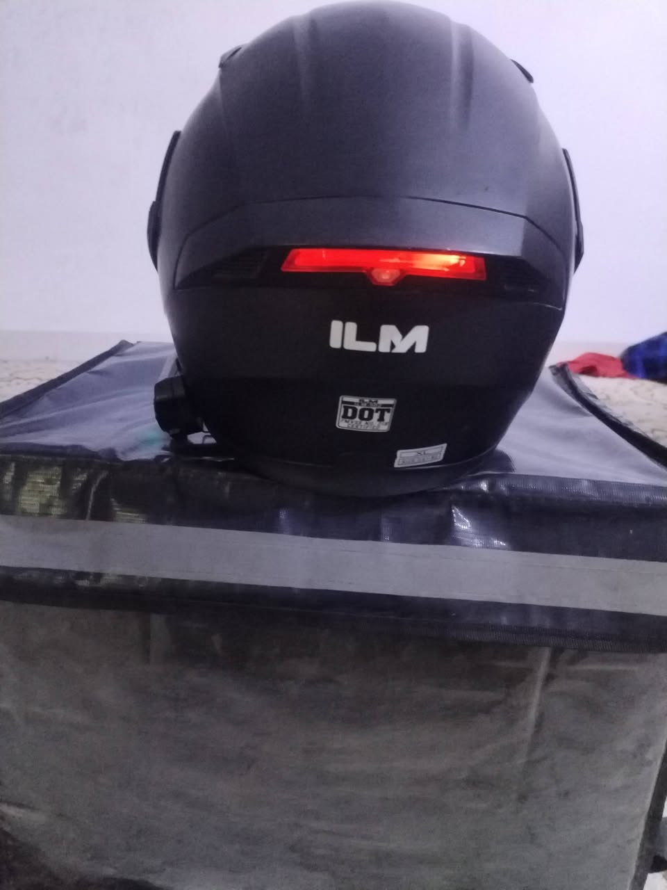 السلام عليكم
خوذة من شركة ILM الاصلية
عليها علامة DOT للسلامة العالمية قياس XL جديدة مستخدمة كلش قليل بيها 4 فتحات تهوية و بيها مناضر شمسية و فج قلاب و تنفتح من جوة تنغسل 

وياها سماعة مال خوذة نوعية زينة صوت نقي و عالي و بالمكالمات كلش واضح

و صندوق دلفري هم جديد مستخدم كم يوم 

سعرهن كلهن 60 الف قفل مكاني بغداد
رقمي ***********
