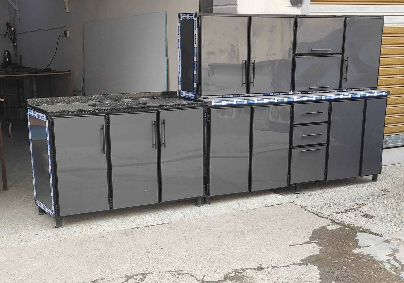 شبابيك سلايت المنيوم 
 ابواب وشبابيك بلاستك 
كاونترات المنيوم/تركي/صيني 
كاونترات فصال حسب الطلب والقياس 
***********
***********
