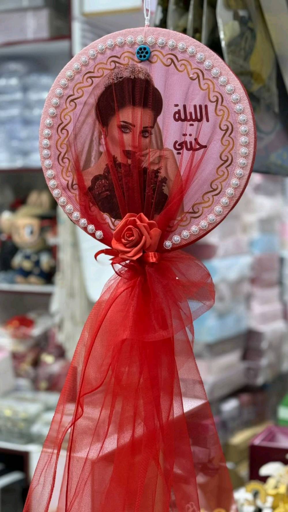 عندي تشكيلة مميزة من زينة المناسبات مثل استقبال مولود جديد، زفاف، وحفلات أعياد الميلاد. الزينة مصنوعة من أقمشة وزهور صناعية بتصاميم أنيقة تتناسب مع كل مناسبة. مجموعة تضم زينة لبنات وأولاد بجودة عالية وتصاميم فريدة تضيف لمسة خاصة لأيامكم الجميلة.